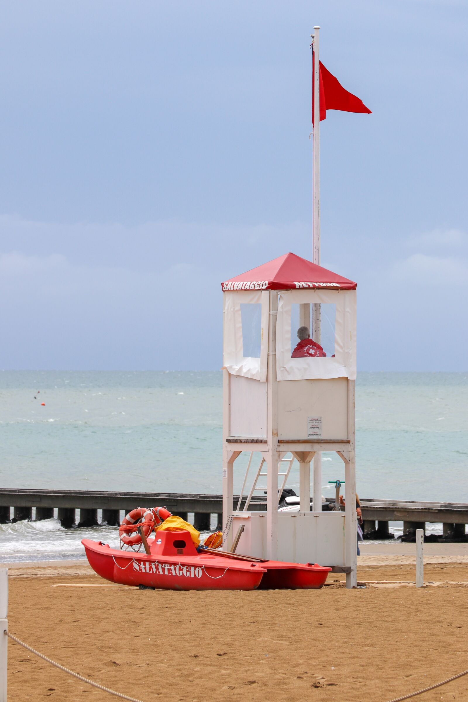Canon EOS 200D (EOS Rebel SL2 / EOS Kiss X9) sample photo. Lifeboat station, lifeguard on photography