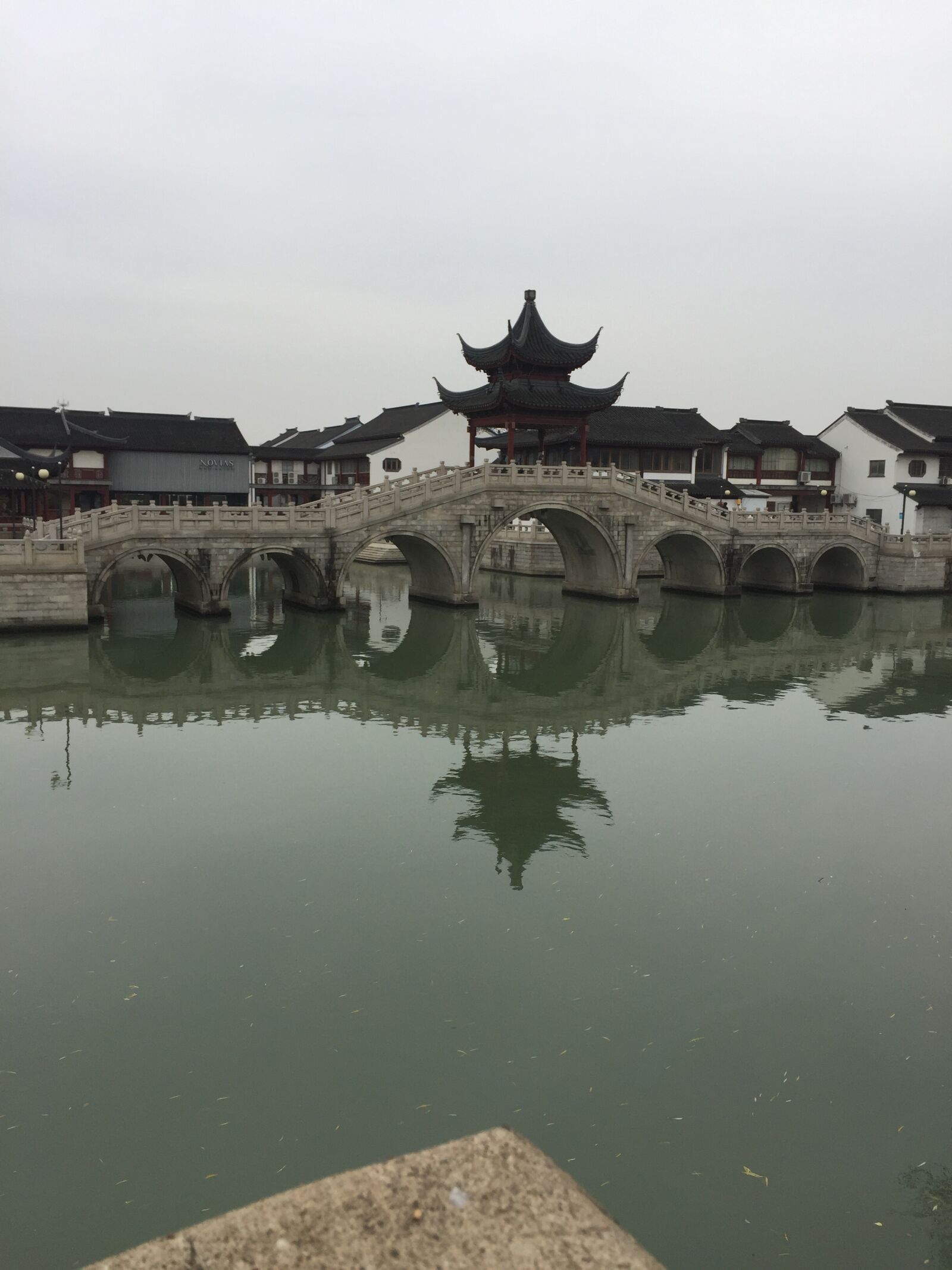 iPhone 6 back camera 4.15mm f/2.2 sample photo. Río, china, puente photography