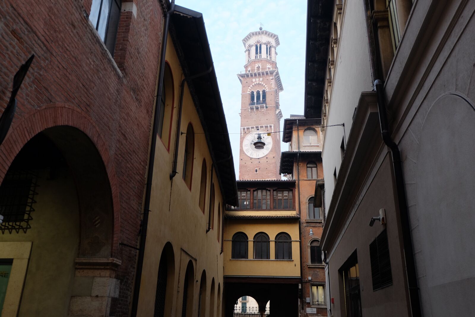 Fujifilm X-M1 sample photo. Architecture, travel, megalopolis photography