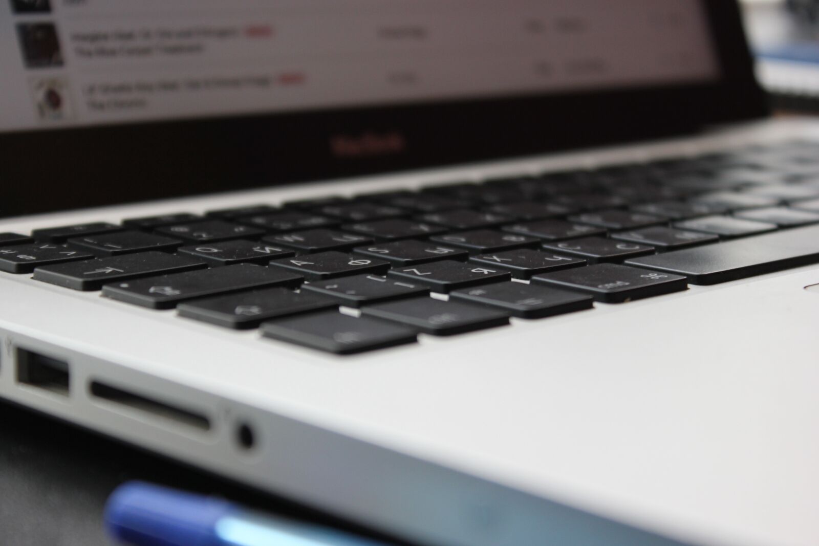 Canon EOS 550D (EOS Rebel T2i / EOS Kiss X4) sample photo. Macbook, notebook, keyboard photography