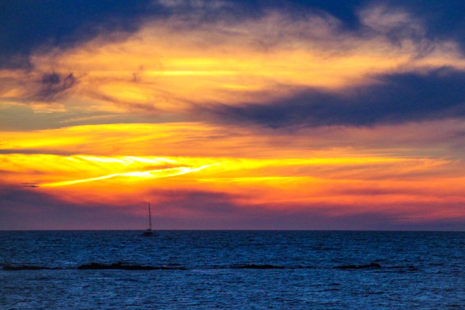 Canon EOS 500D (EOS Rebel T1i / EOS Kiss X3) + Canon TS-E 90mm F2.8 Tilt-Shift sample photo. Sunset, boat, ocean photography