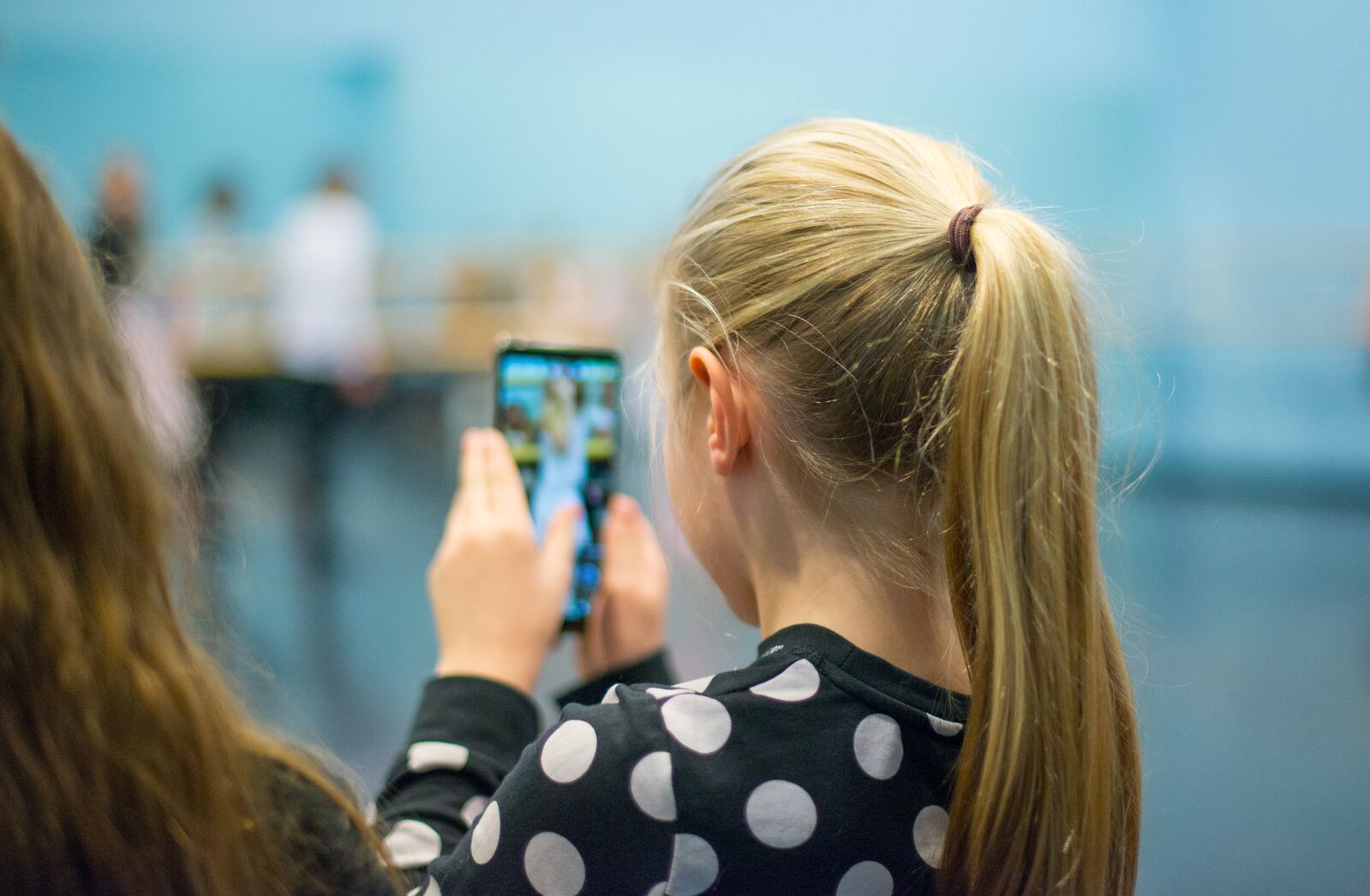 Nikon D610 sample photo. Girl, taking picture, phone photography