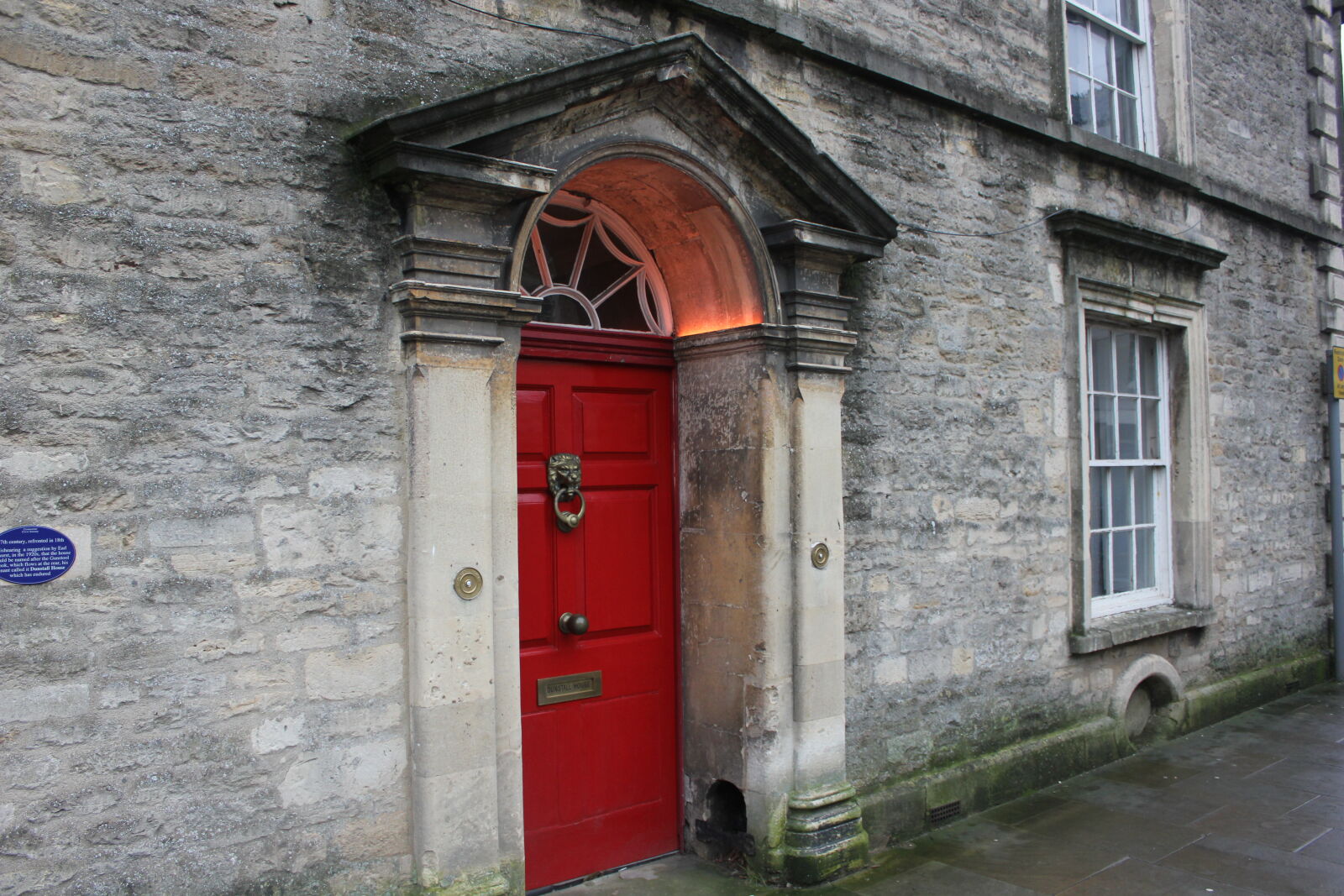 Canon EOS 550D (EOS Rebel T2i / EOS Kiss X4) sample photo. City, council, door, evening photography