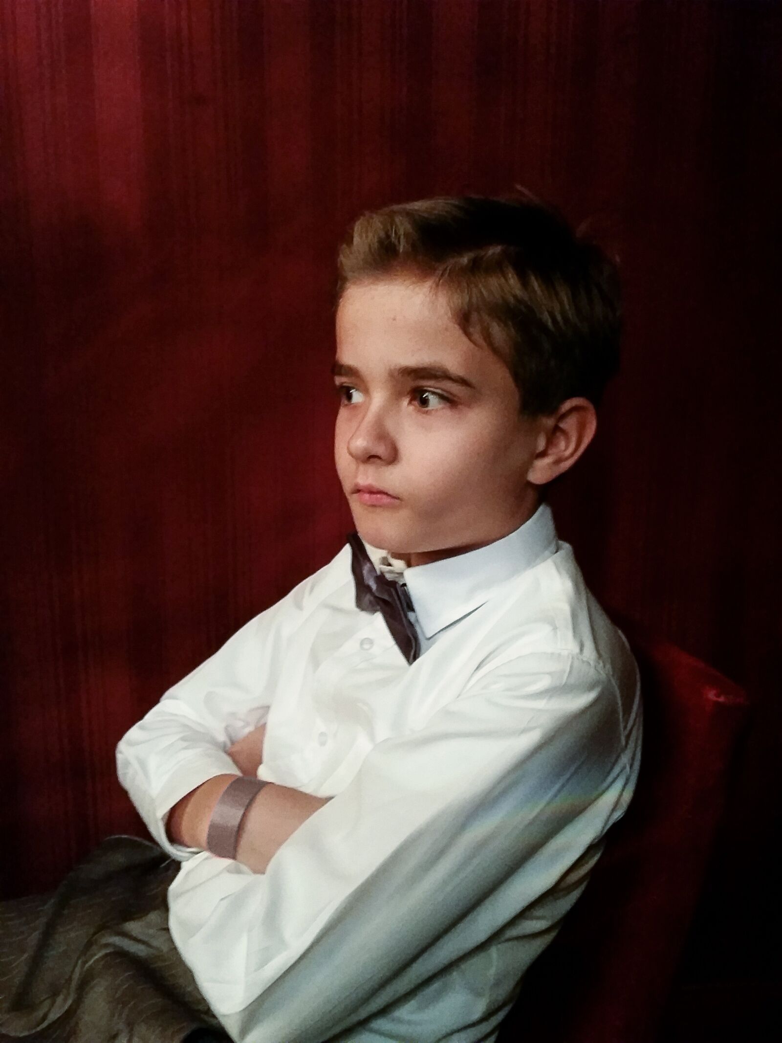 Samsung Galaxy S5 sample photo. Boy, suit, theater photography