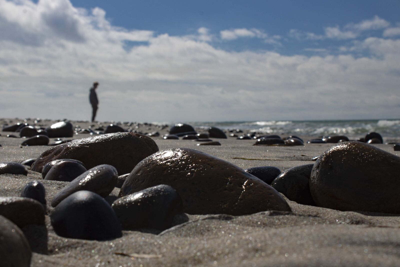 Canon EOS 1300D (EOS Rebel T6 / EOS Kiss X80) sample photo. Beach, rocks, friend photography