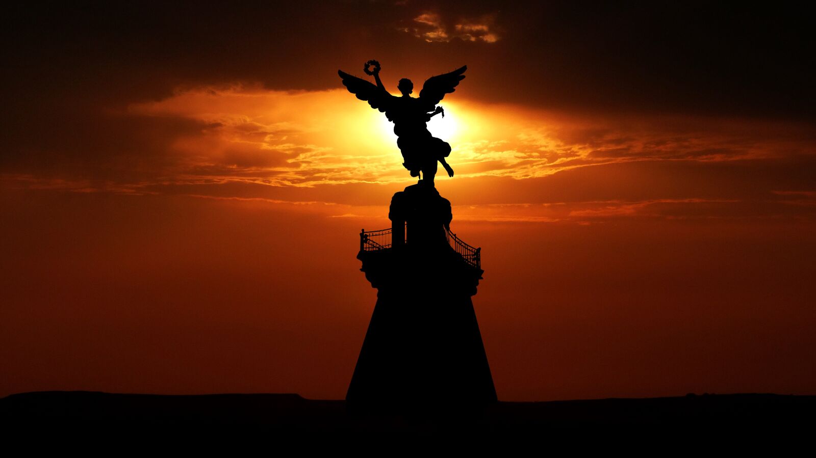 Panasonic Lumix DMC-FZ200 sample photo. Sunset, statue, victory photography