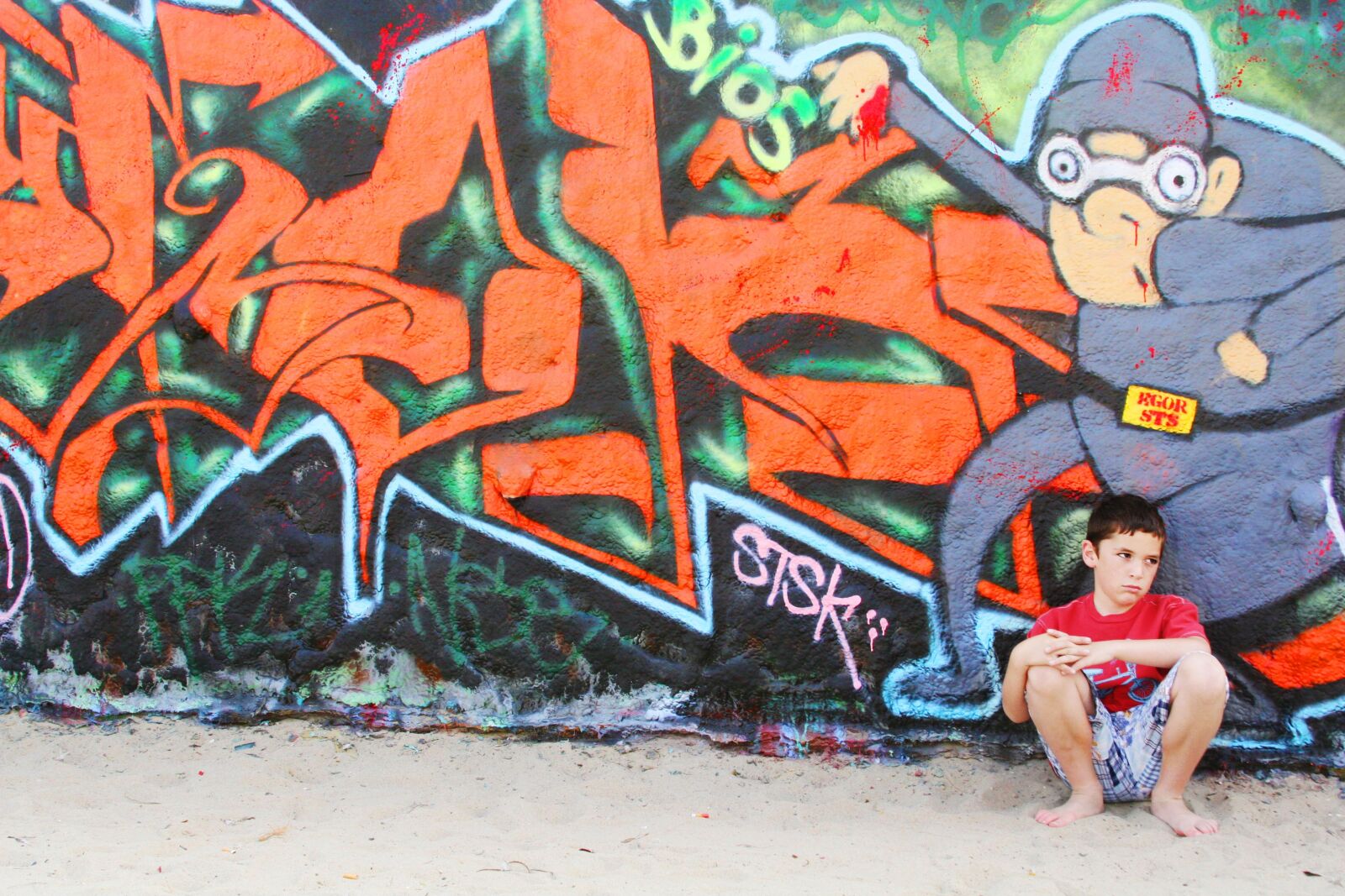 Canon EOS 20D sample photo. Boy, sad, wall photography