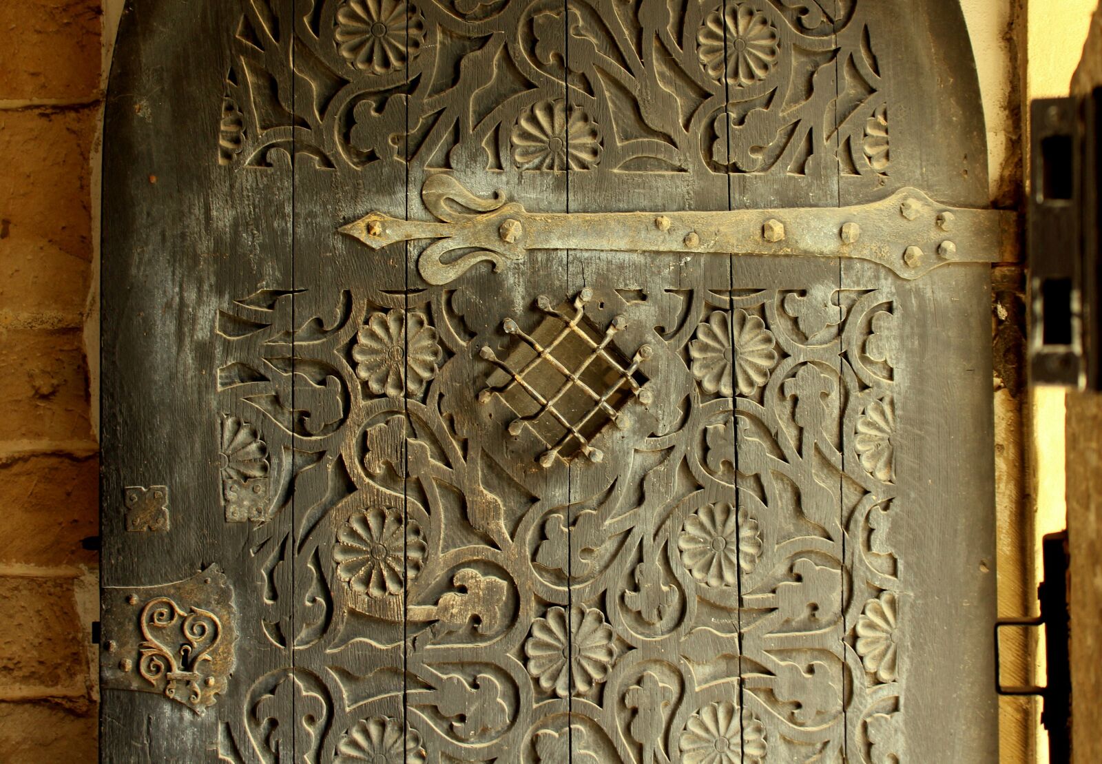 Canon EOS 1200D (EOS Rebel T5 / EOS Kiss X70 / EOS Hi) sample photo. The door, gates, antique photography