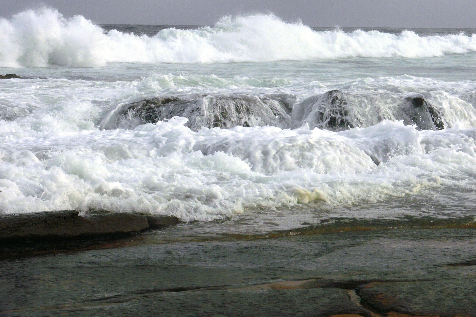 Panasonic DMC-FZ30 sample photo. Waves, rocks, beach photography