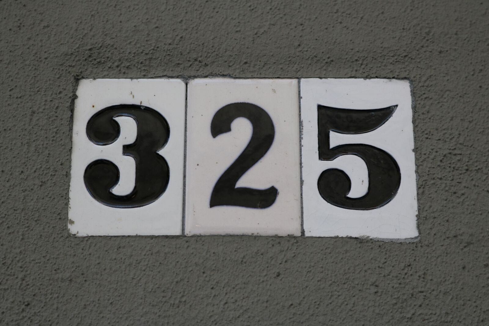 Canon EOS 750D (EOS Rebel T6i / EOS Kiss X8i) sample photo. Sign, number, wall photography