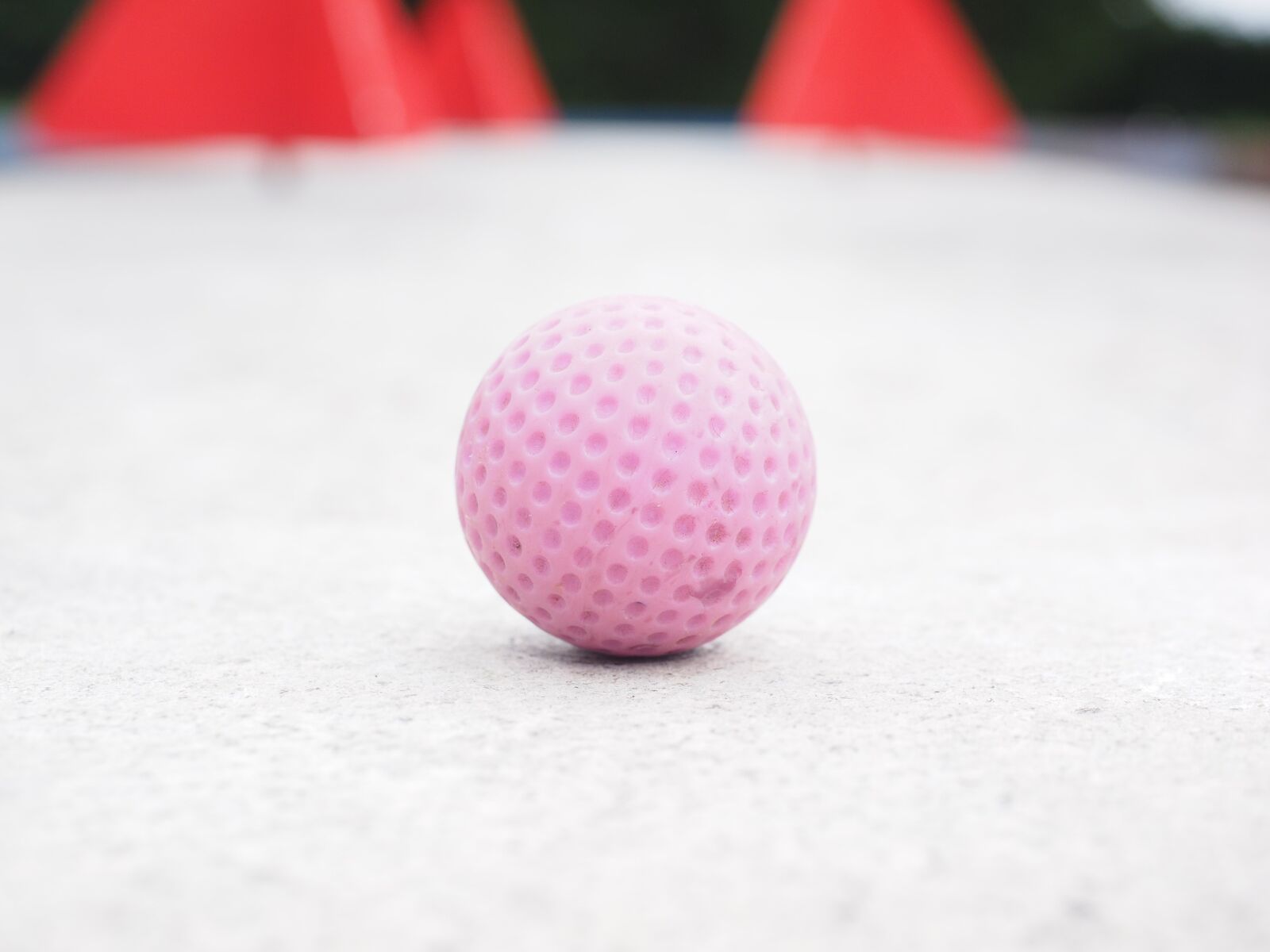 Olympus OM-D E-M1 + Olympus M.Zuiko Digital ED 12-40mm F2.8 Pro sample photo. Ball, mini golf ball photography