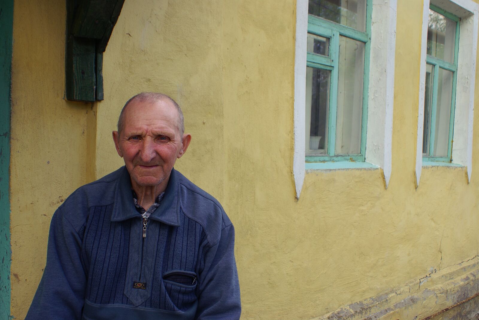 Sony Alpha DSLR-A100 sample photo. The old man, village photography
