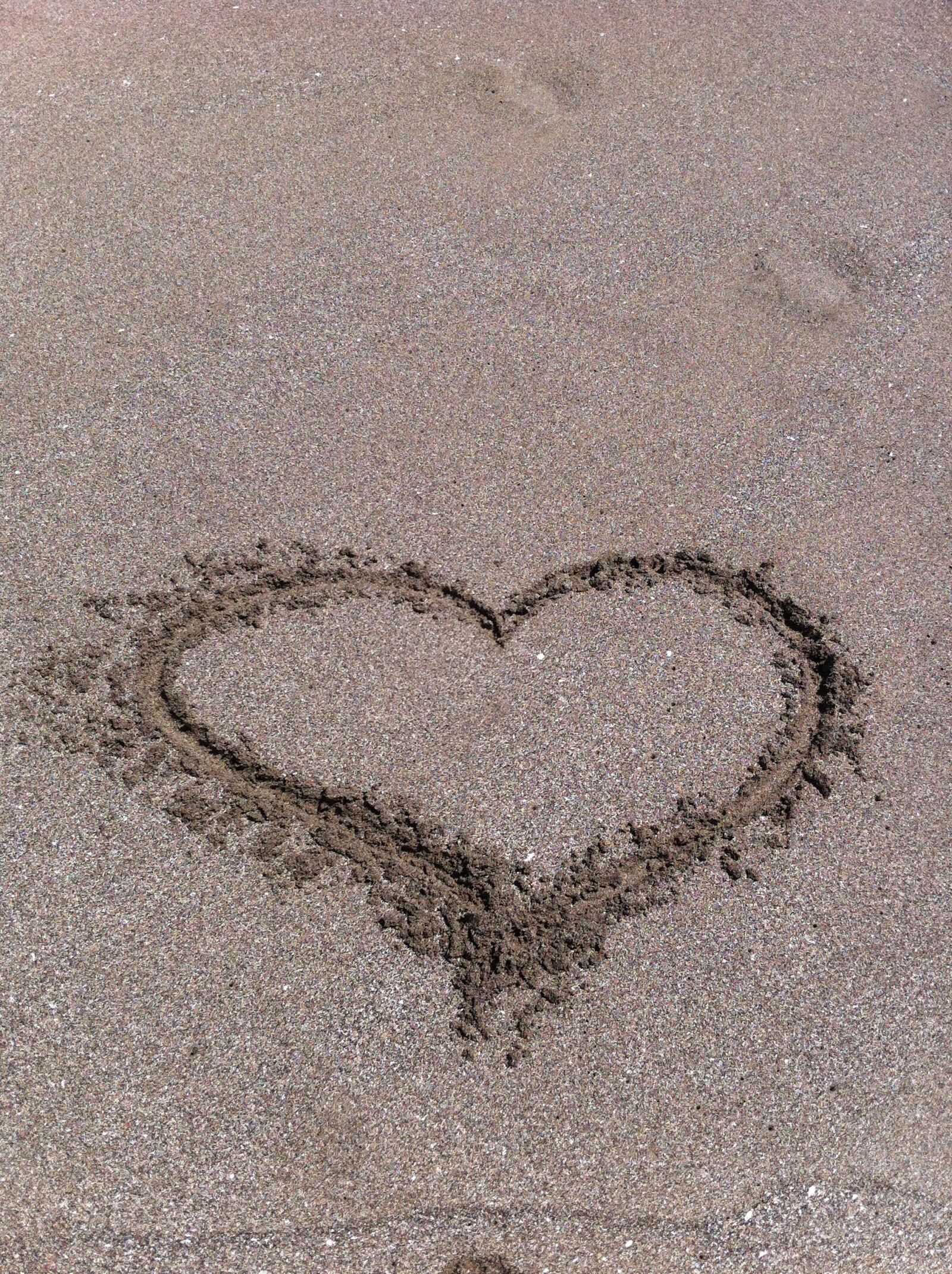 Apple iPhone 4 sample photo. Heart, beach, sand photography