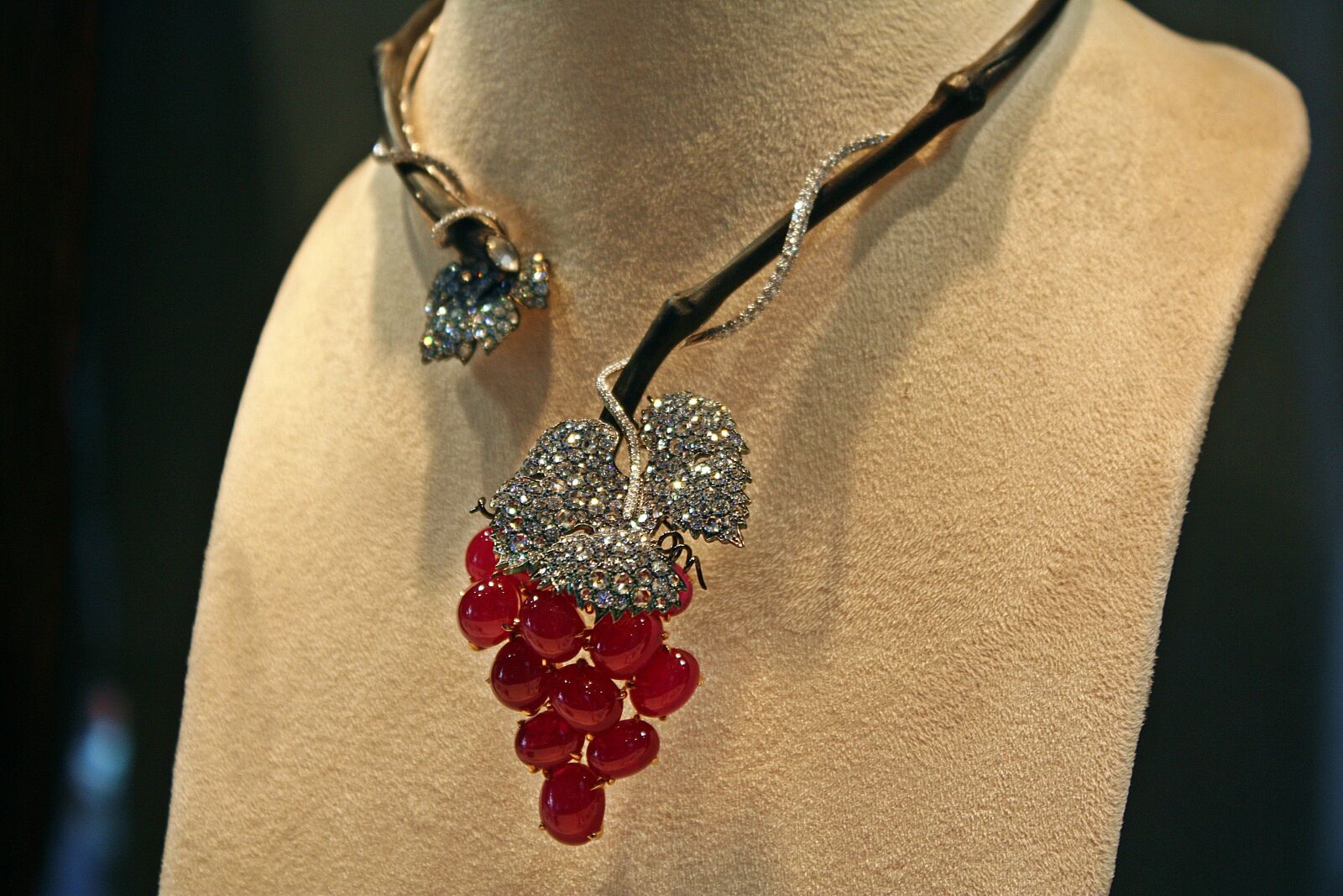 Canon EOS 450D (EOS Rebel XSi / EOS Kiss X2) sample photo. Necklace, ornament, jewelry photography