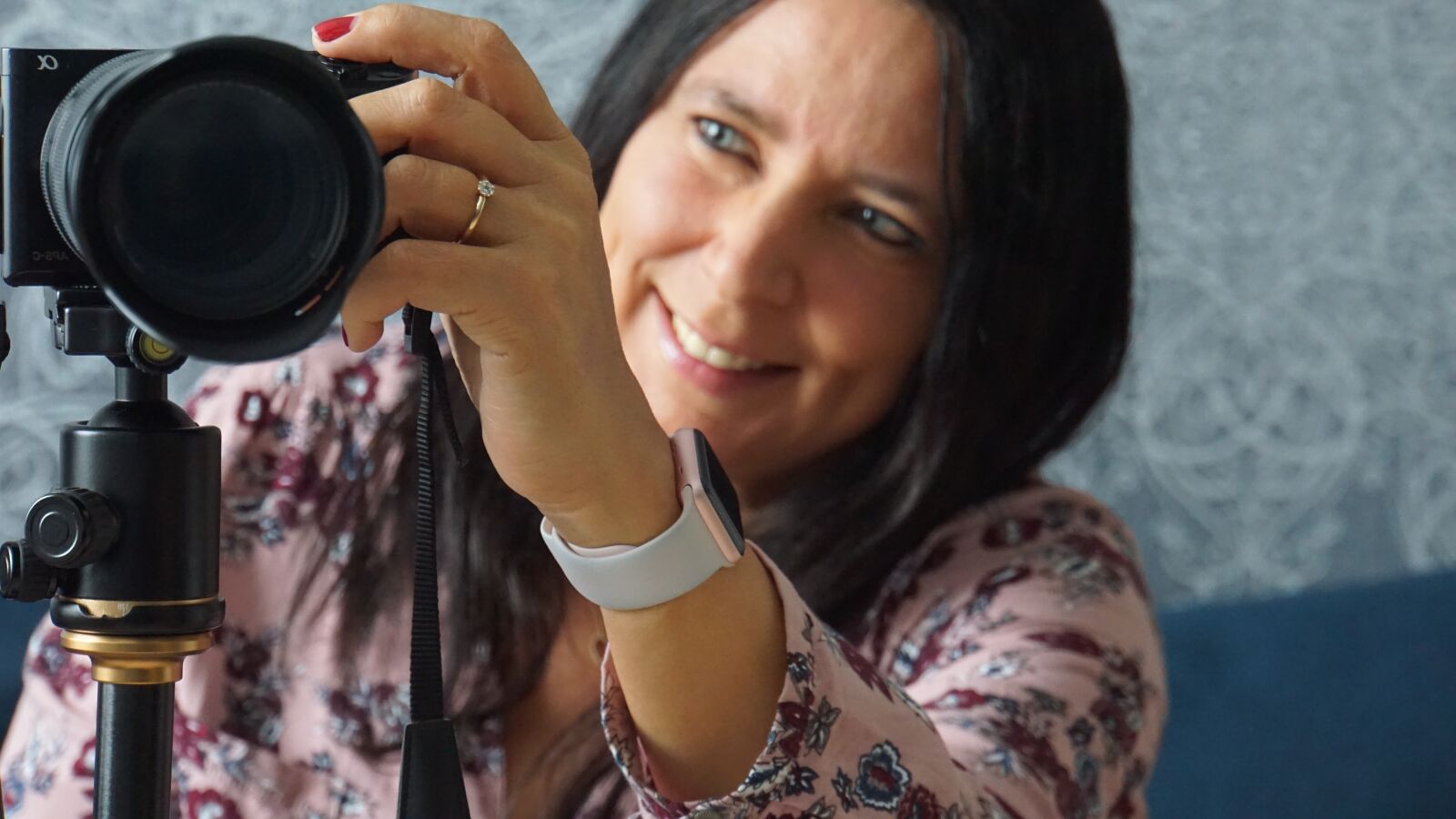 Sony E 18-200mm F3.5-6.3 OSS LE sample photo. Woman, photograph, camera photography