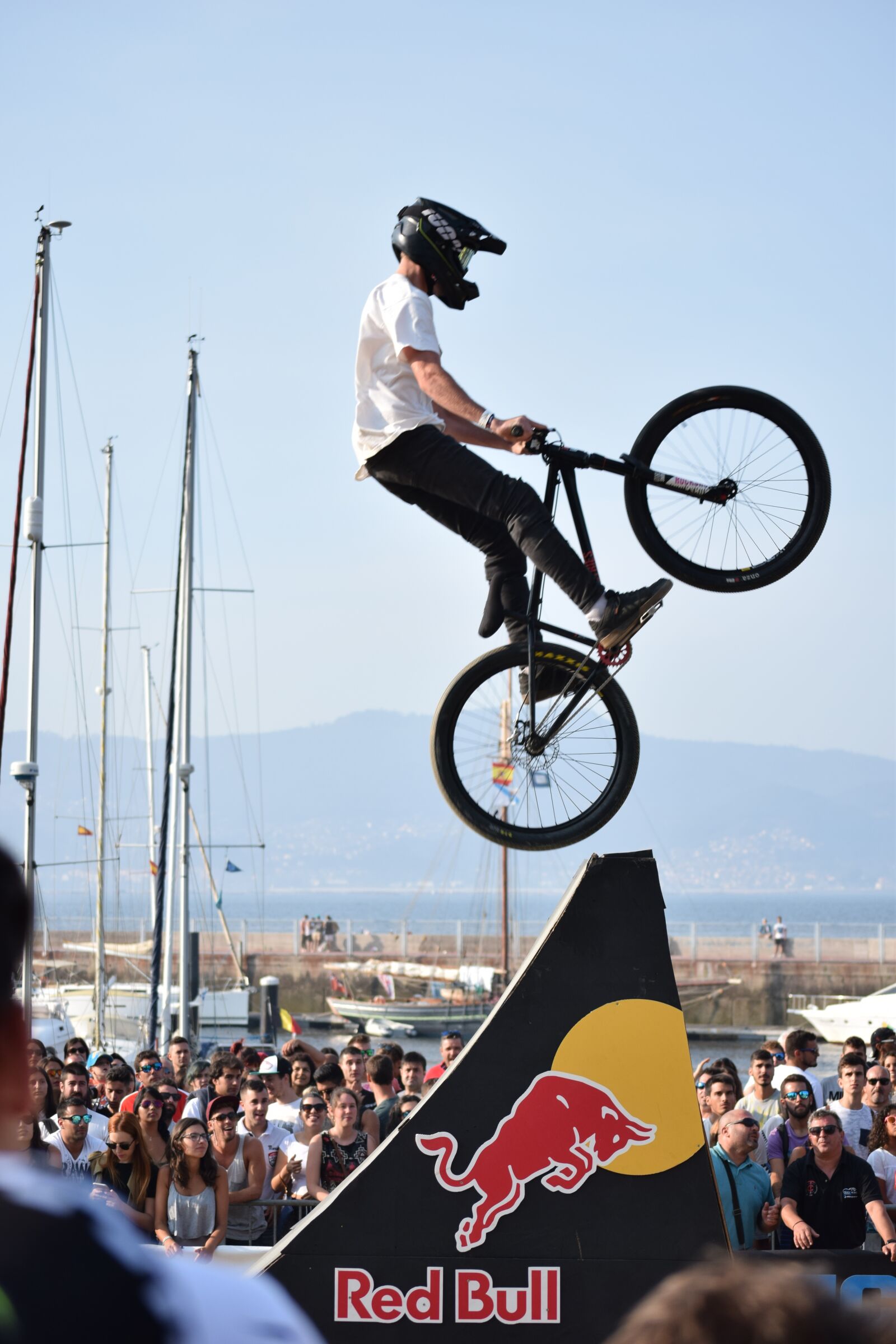 Nikon D3300 sample photo. Vigo, marisquiño, jump photography
