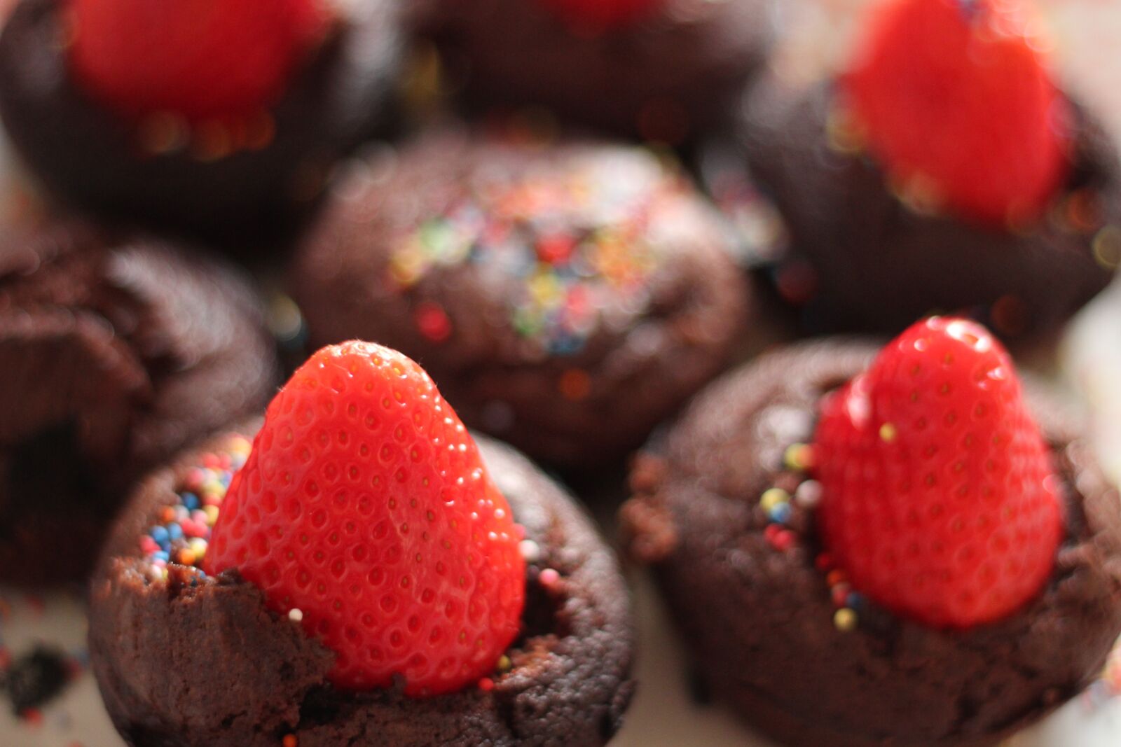 Canon EOS 1200D (EOS Rebel T5 / EOS Kiss X70 / EOS Hi) + Canon EF 50mm F1.8 STM sample photo. Strawberry, fruit, cake photography