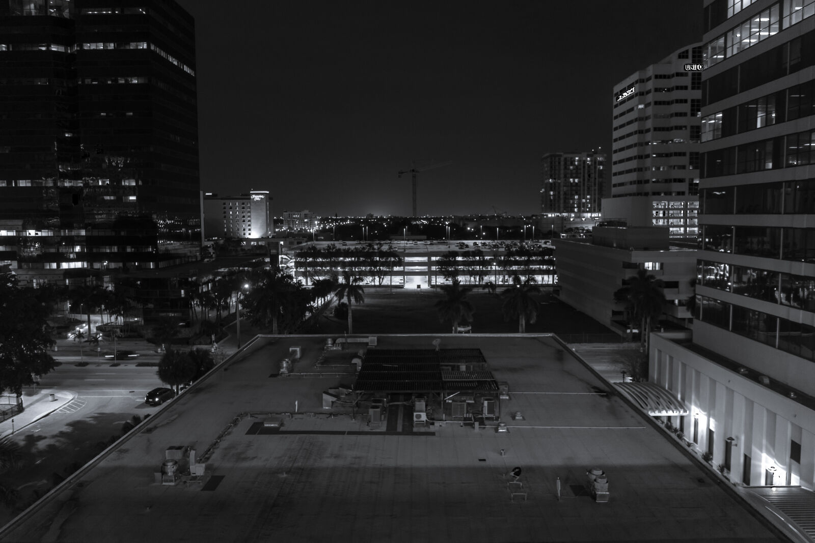 Sony FE 28mm F2 sample photo. Blackandwhite, architecture, city, crane photography