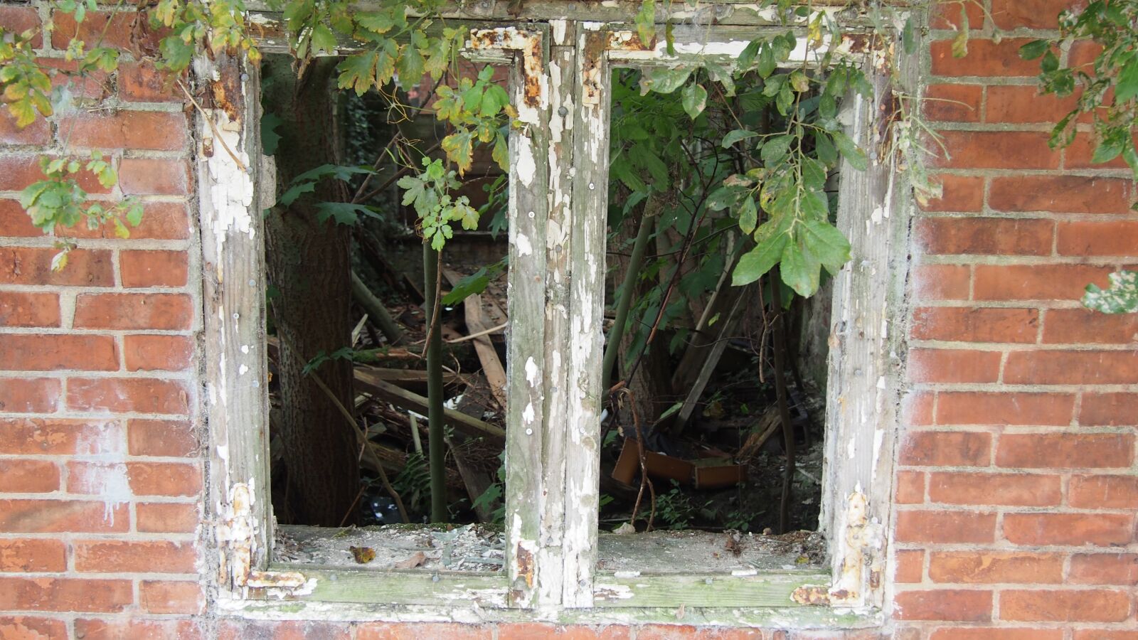 Olympus PEN E-PL6 sample photo. House, window, break up photography