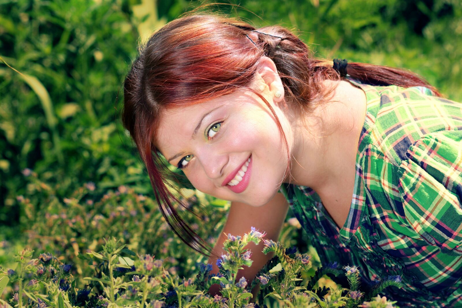 Canon EOS 700D (EOS Rebel T5i / EOS Kiss X7i) + Canon EF 85mm F1.8 USM sample photo. Girl, green eyes, flowers photography