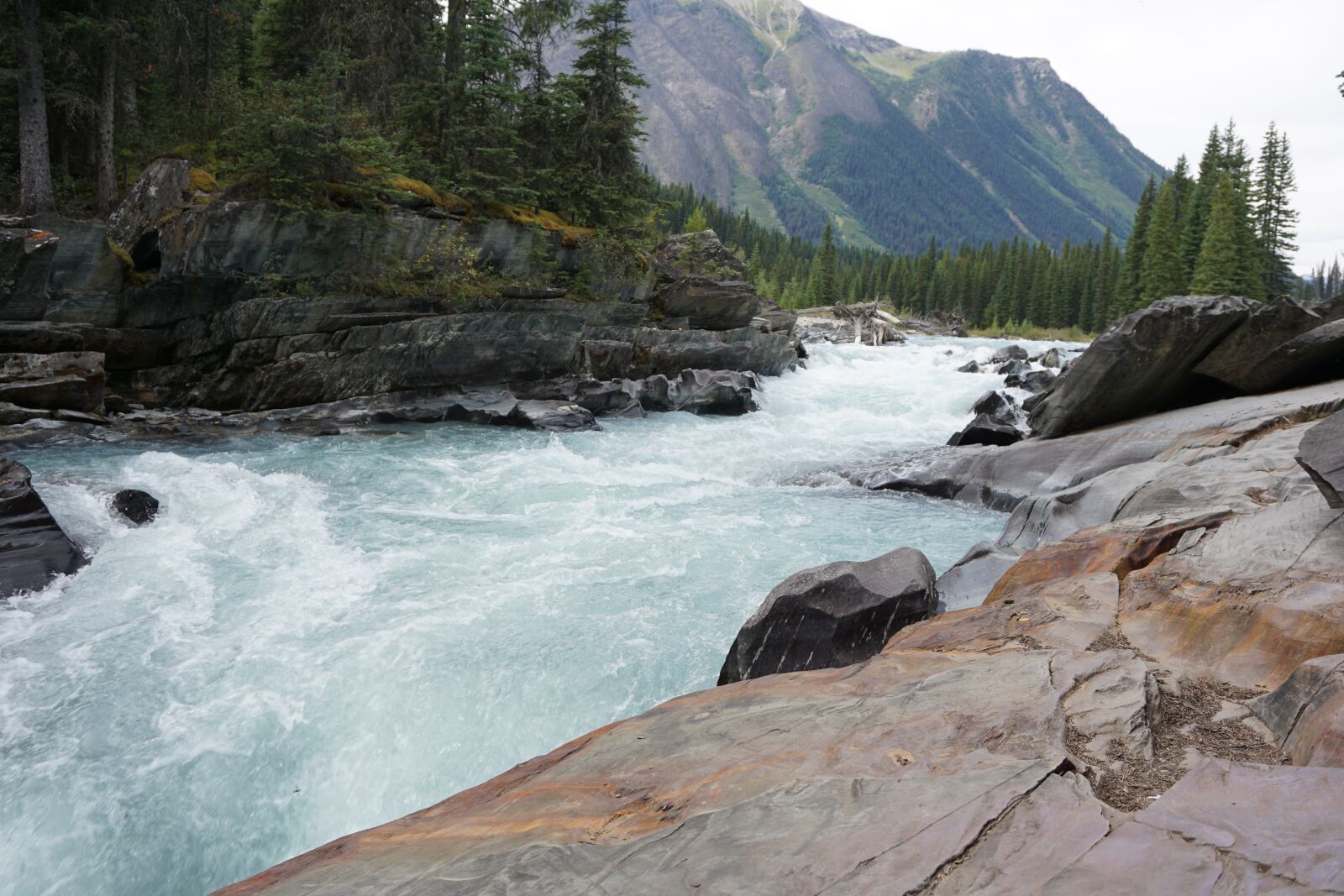 Канадская река 5. Наамиш река Канада. Река наамиш водопад. Река Маккензи Канада. Река телон Канада.