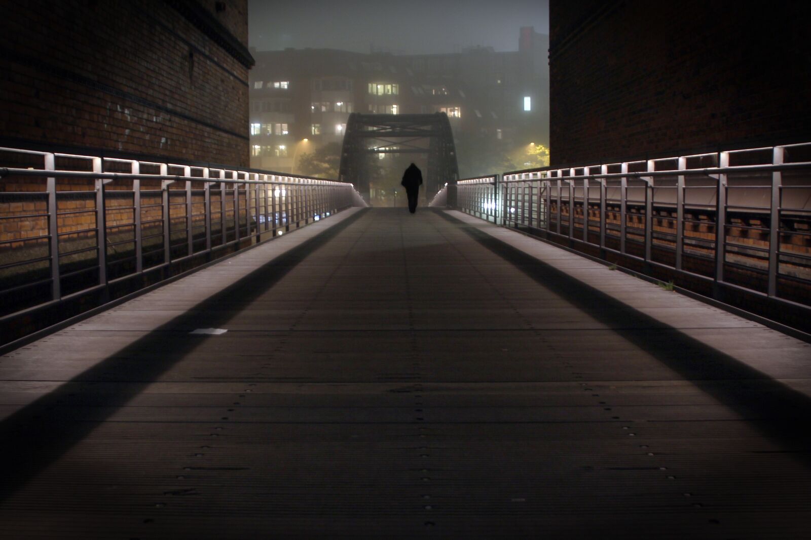 Canon EOS 600D (Rebel EOS T3i / EOS Kiss X5) sample photo. Hamburg, hafencity, darkness photography