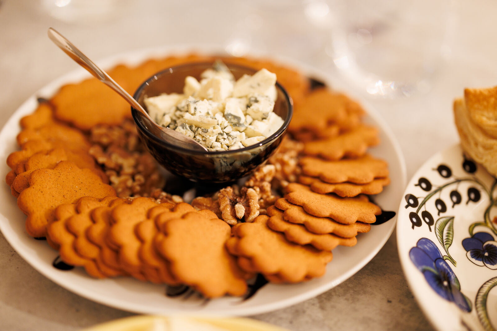 Canon EOS R6 II sample photo. Blue cheese and gingerbread photography