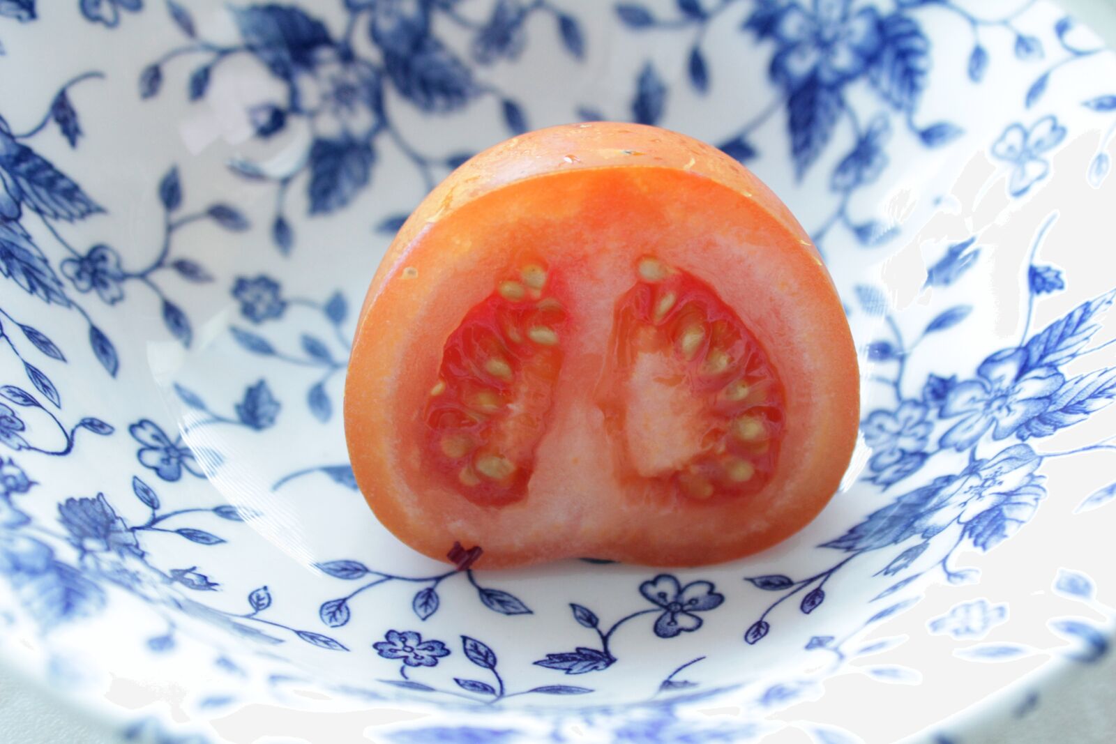 Canon EOS 100D (EOS Rebel SL1 / EOS Kiss X7) sample photo. Tomato, cut, half photography