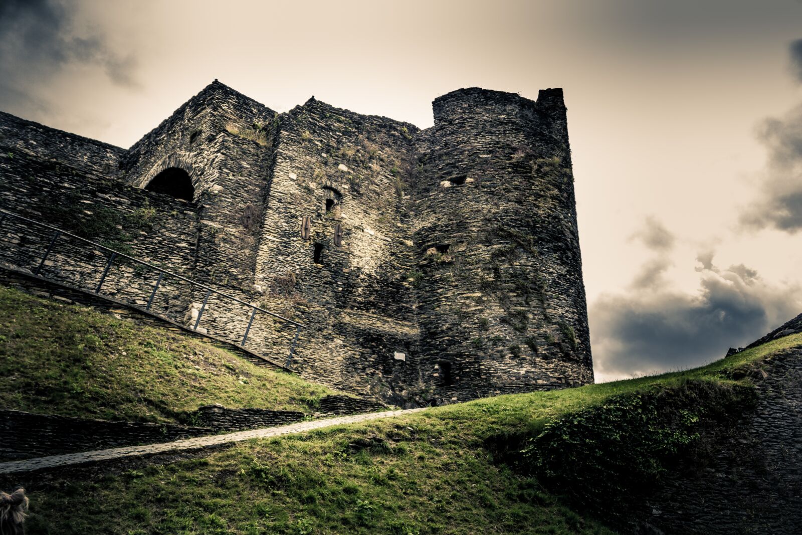 Canon EOS 550D (EOS Rebel T2i / EOS Kiss X4) sample photo. Castle, landscape, medieval photography