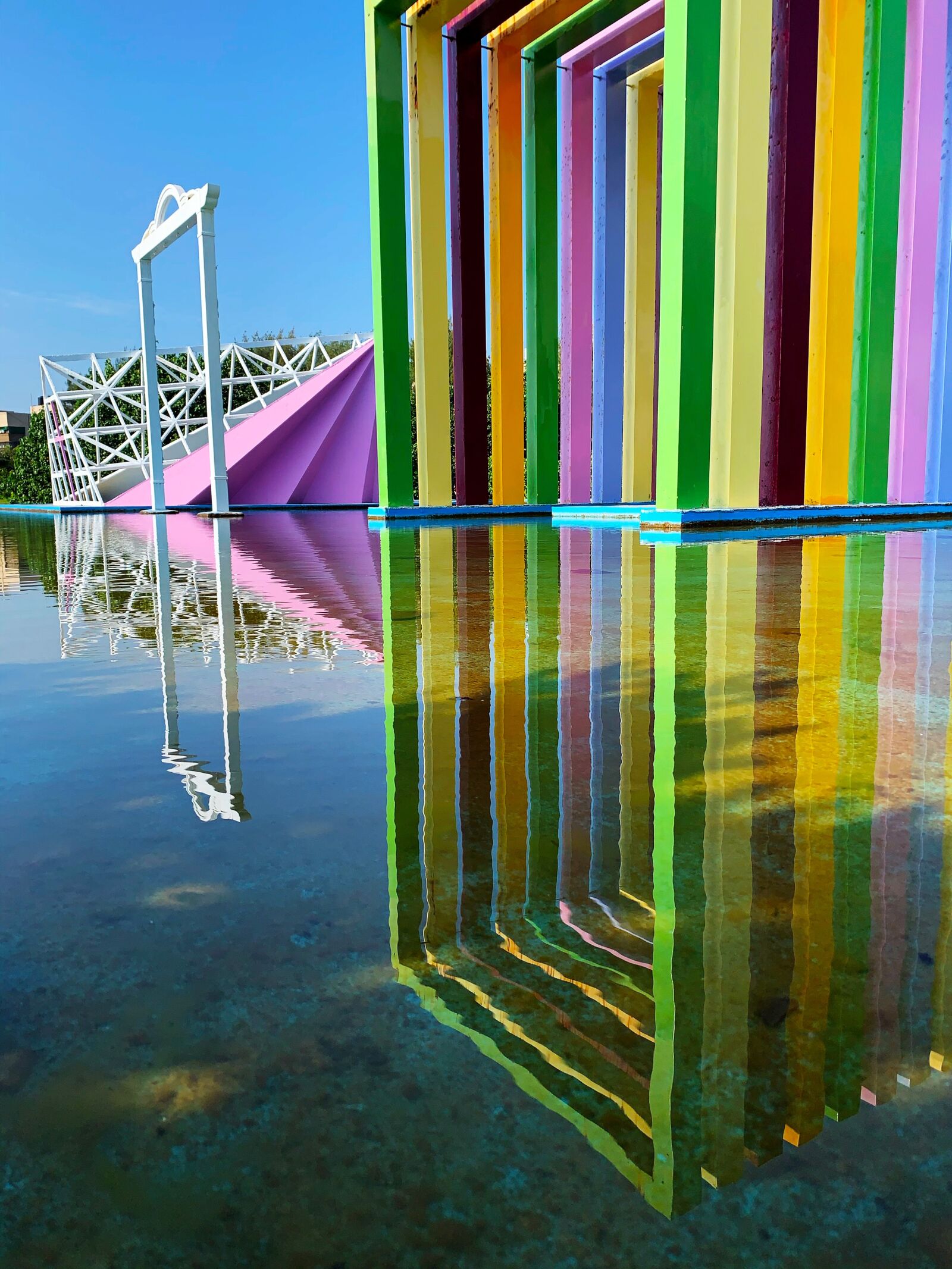 iPhone XR back camera 4.25mm f/1.8 sample photo. Kaohsiung, landmark, reflection photography