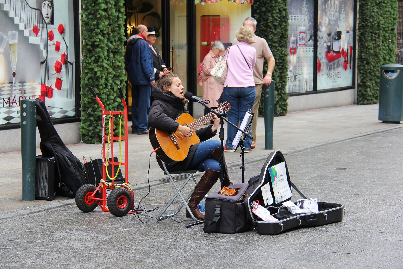 Canon EF-S 18-200mm F3.5-5.6 IS sample photo. Performer, girl, guitar photography