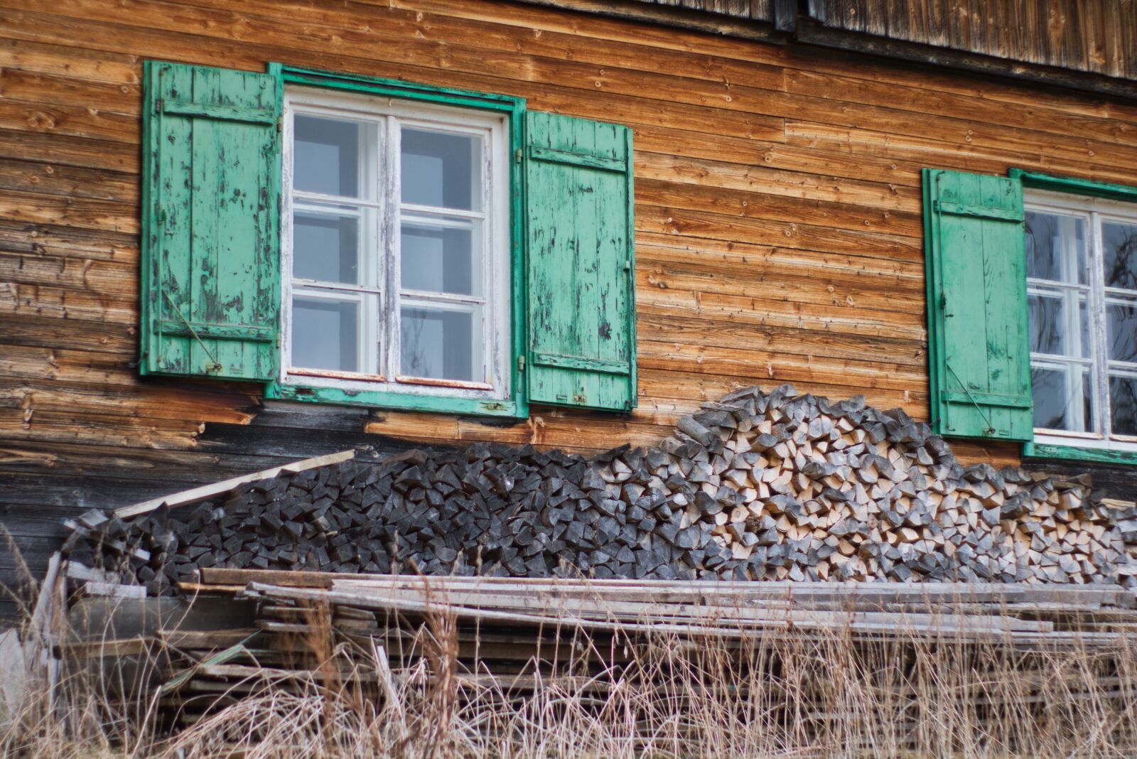 Canon EOS 750D (EOS Rebel T6i / EOS Kiss X8i) sample photo. Window, shutters, facade photography