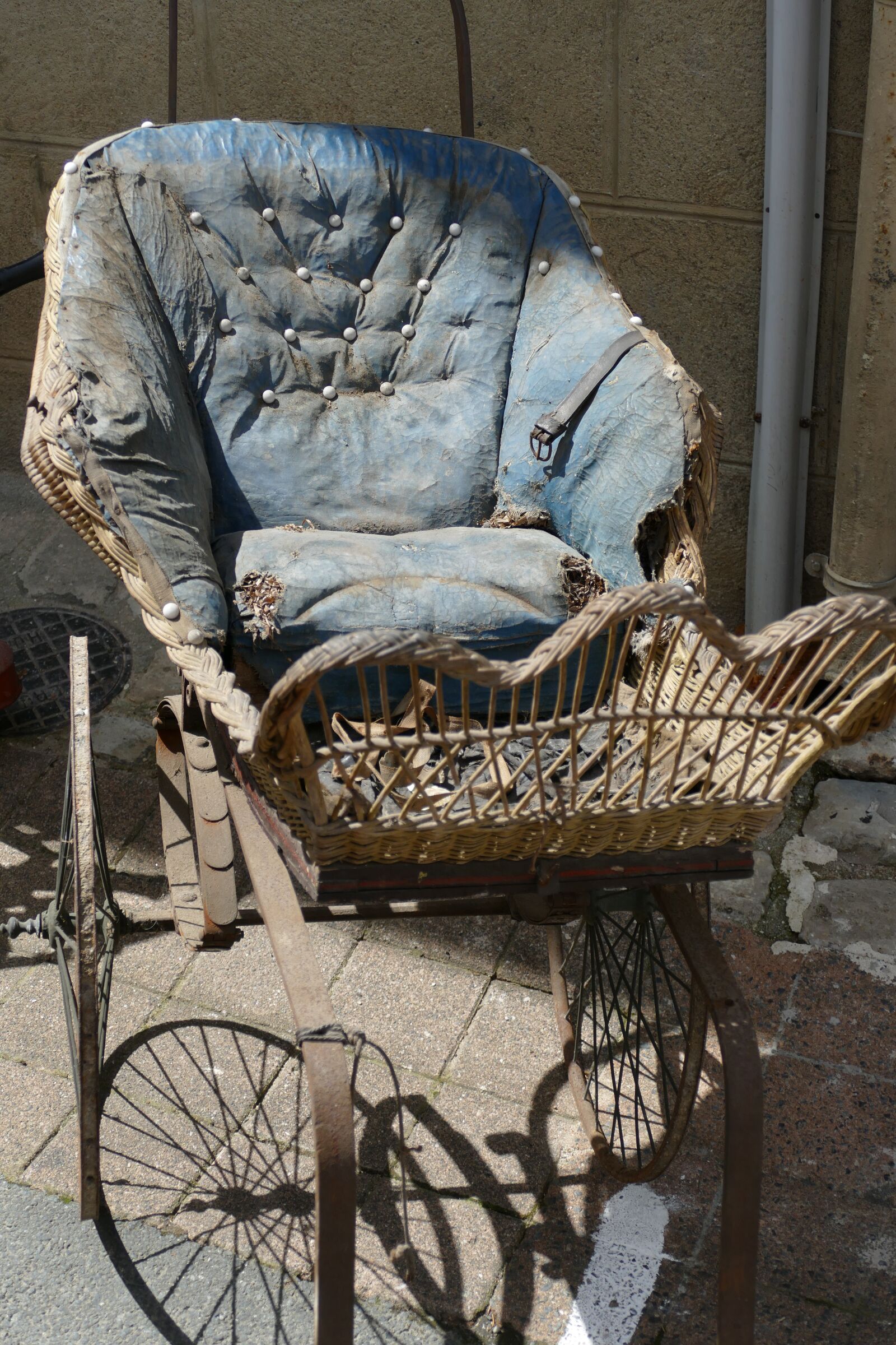 Panasonic Lumix DMC-FZ1000 sample photo. Stroller, vintage, old photography