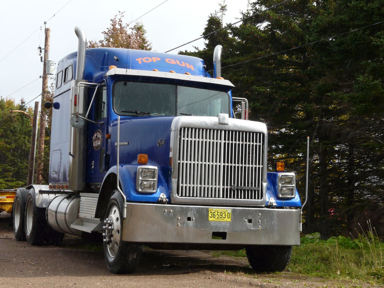 Panasonic DMC-FZ18 sample photo. Canada, truck, red photography