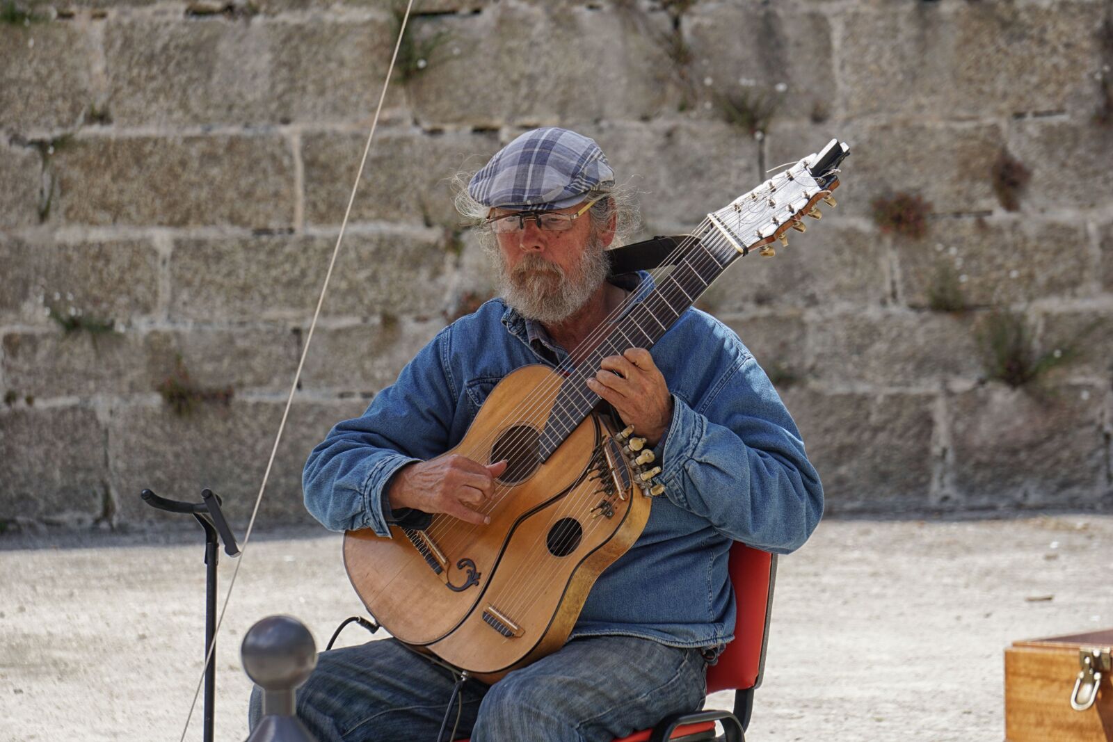 Sony E 55-210mm F4.5-6.3 OSS sample photo. Guitarist, guitar, instrument photography