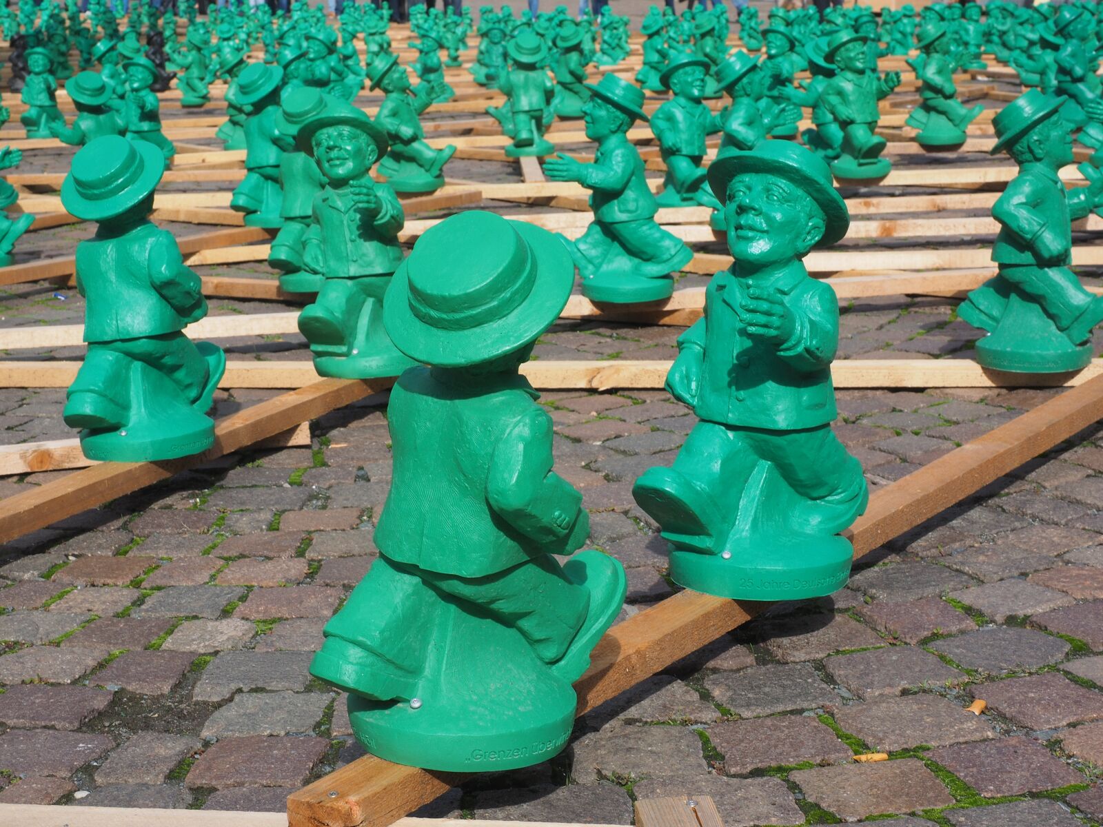 Olympus OM-D E-M1 + Olympus M.Zuiko Digital ED 12-40mm F2.8 Pro sample photo. Green men, art, artwork photography