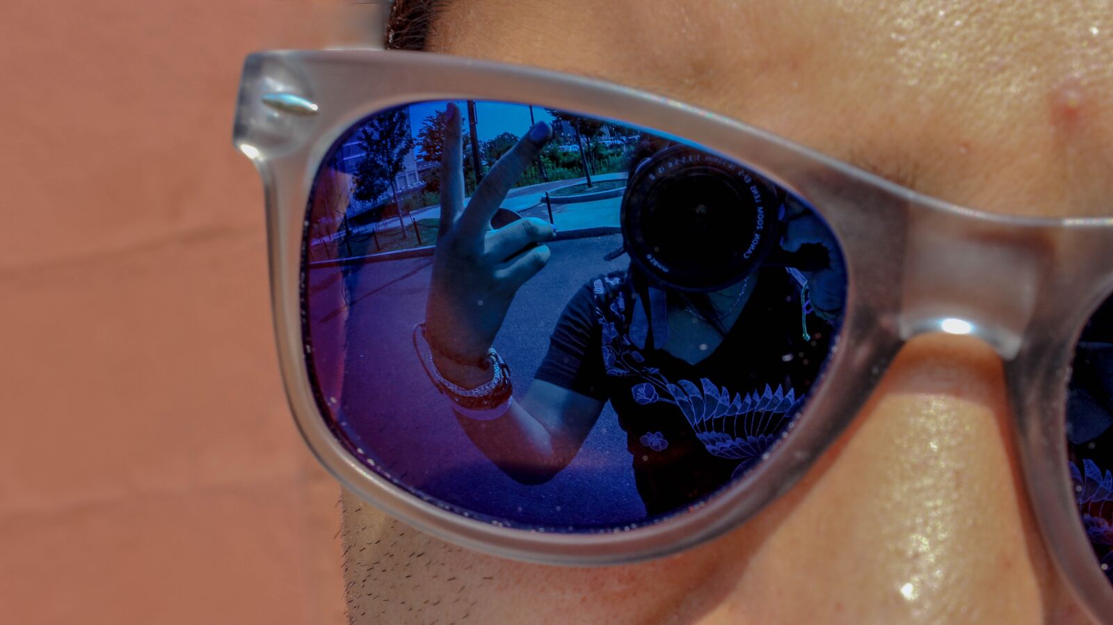 Canon EOS 600D (Rebel EOS T3i / EOS Kiss X5) sample photo. Sunglasses, reflection, glasses photography
