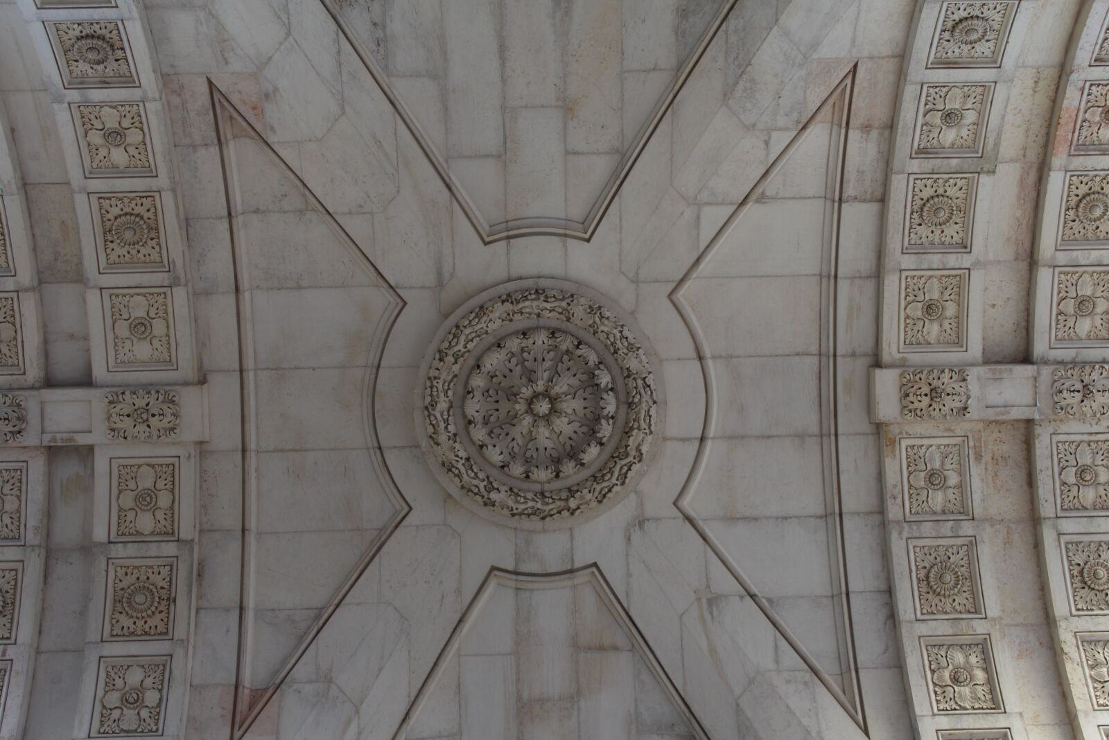 Canon EOS 700D (EOS Rebel T5i / EOS Kiss X7i) sample photo. Architecture, pattern, building photography