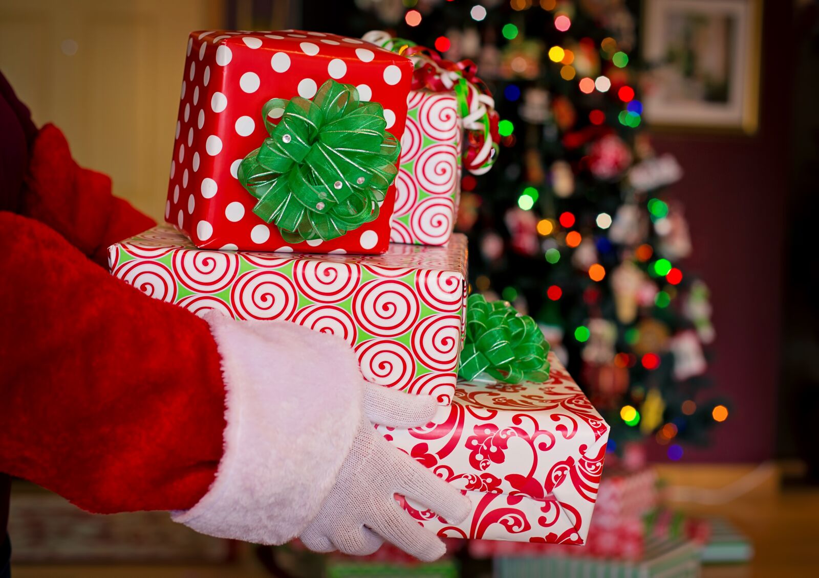 Canon EF 50mm F1.4 USM sample photo. Santa claus, santa, gifts photography