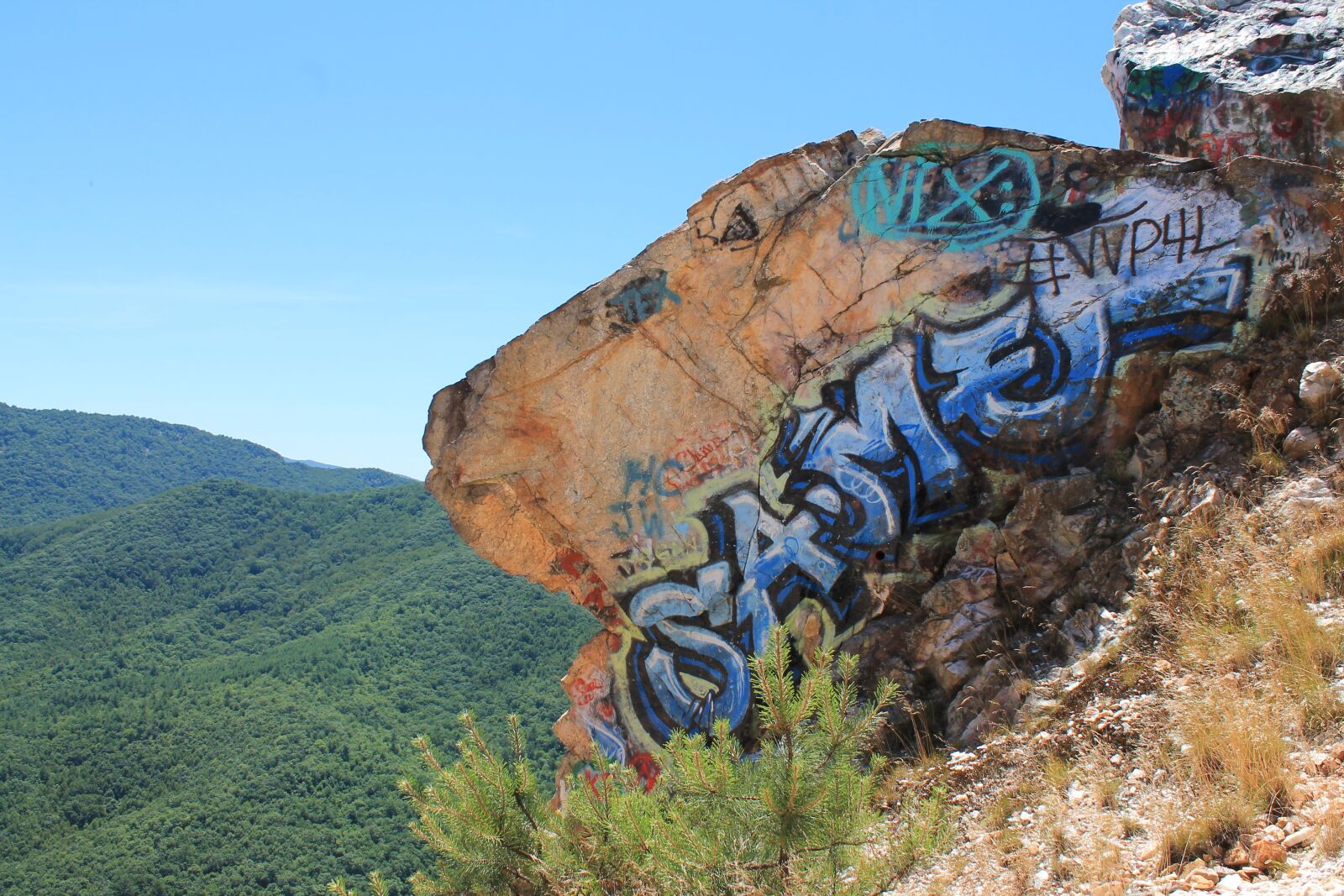 Canon EOS 1100D (EOS Rebel T3 / EOS Kiss X50) sample photo. Graffiti, mountain, landscape photography