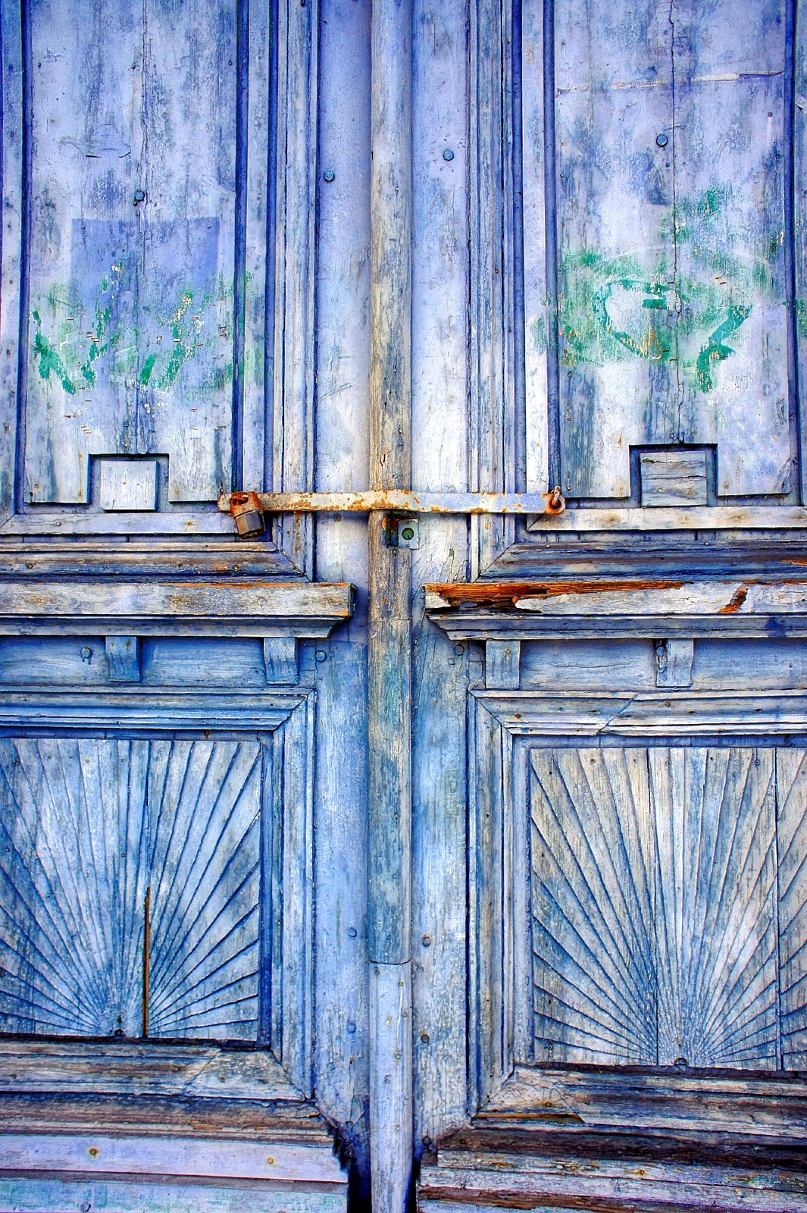 Sony Alpha NEX-3 sample photo. Antique, dirty, door, rustic photography