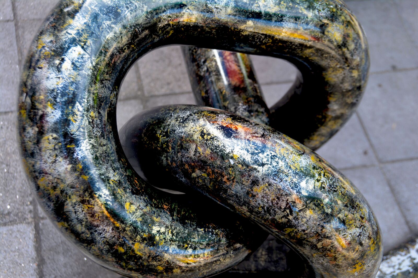 Nikon D5200 sample photo. Sculpture, twisted, chain photography
