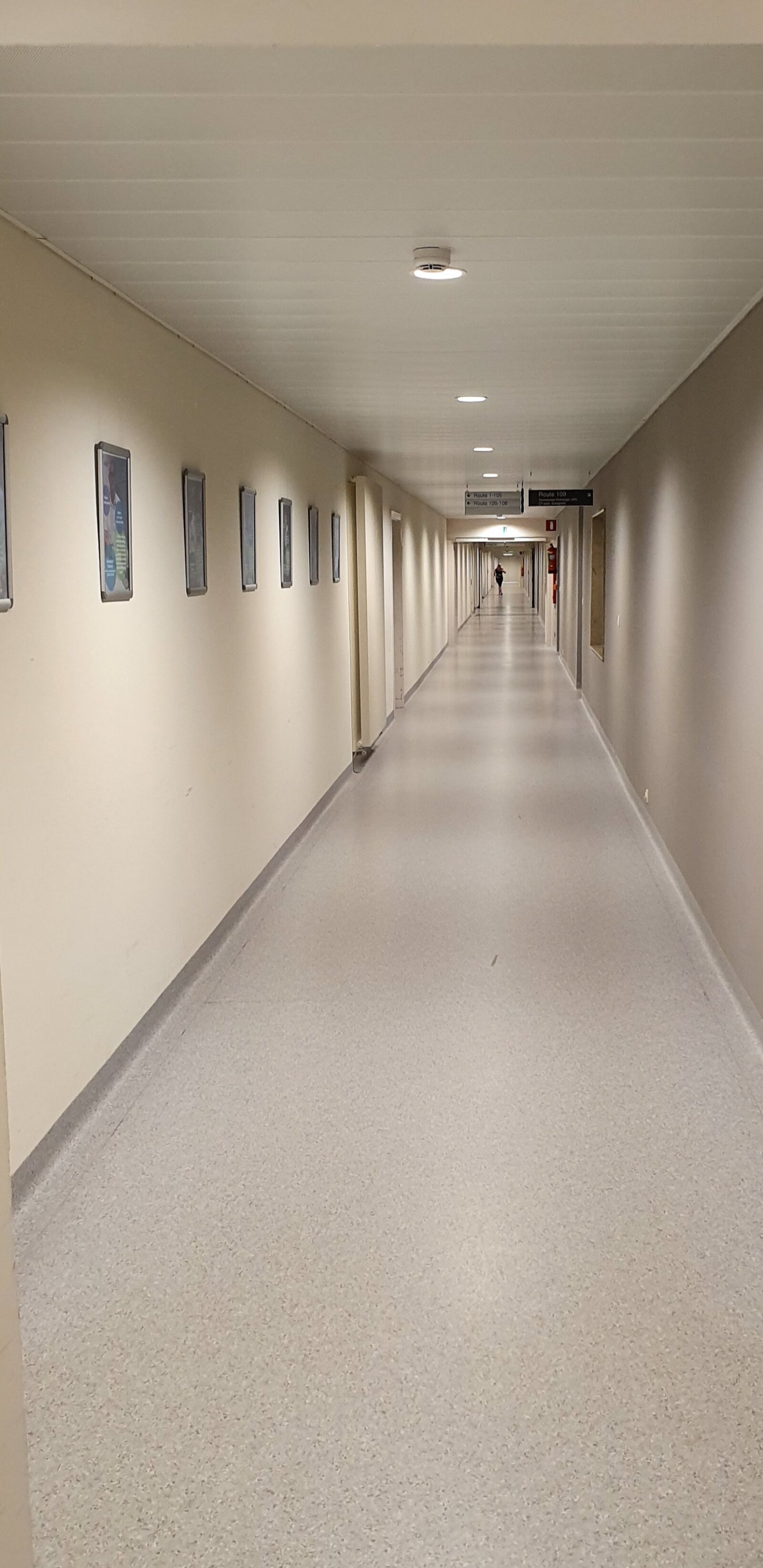Samsung Galaxy S10+ sample photo. Corridor, hospital, clean photography