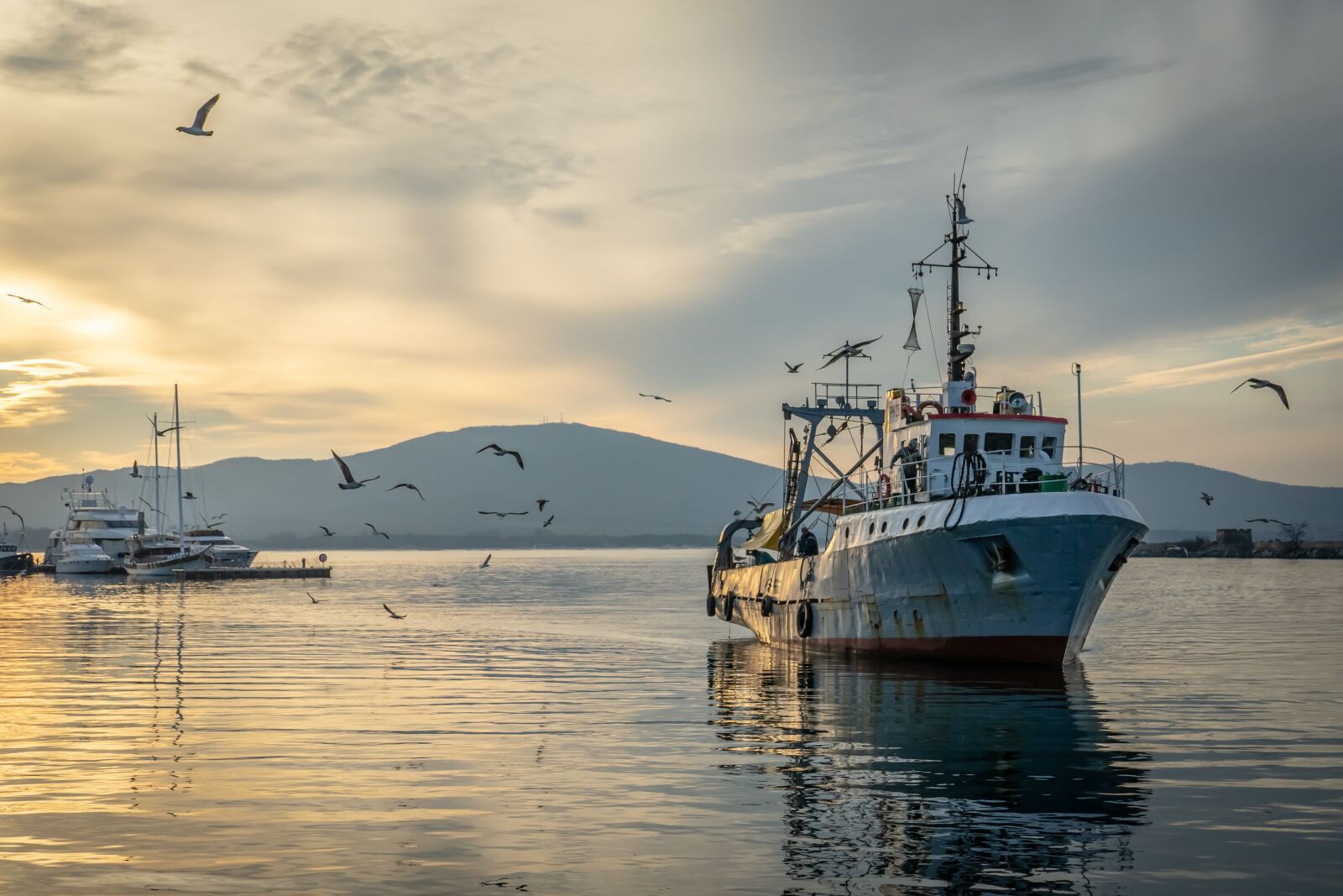 Sony a7 II + Sony FE 28-70mm F3.5-5.6 OSS sample photo. Fishing vessel, fisherman, fishing photography