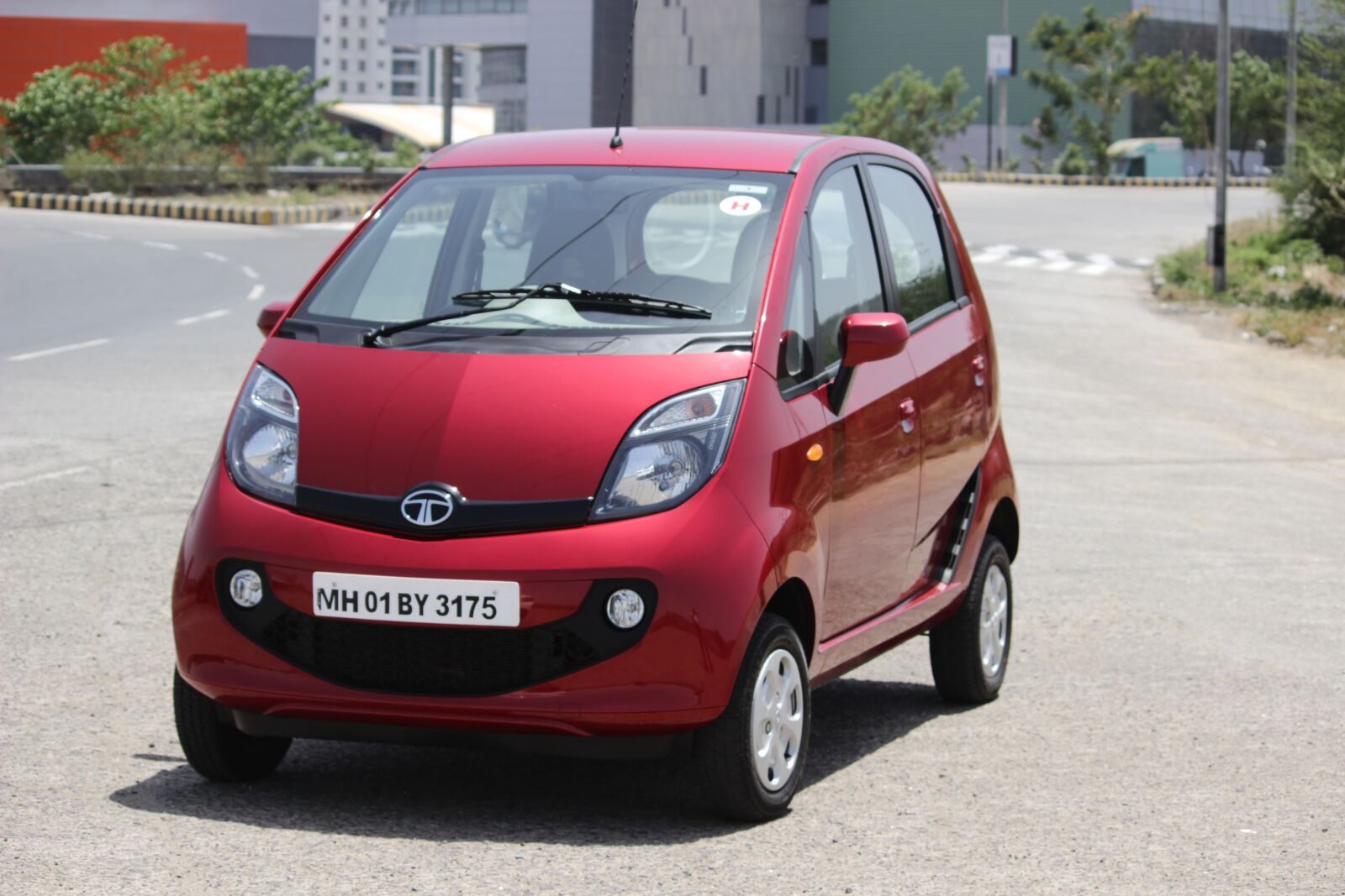 Canon EOS 600D (Rebel EOS T3i / EOS Kiss X5) sample photo. Tata nano, car, red photography
