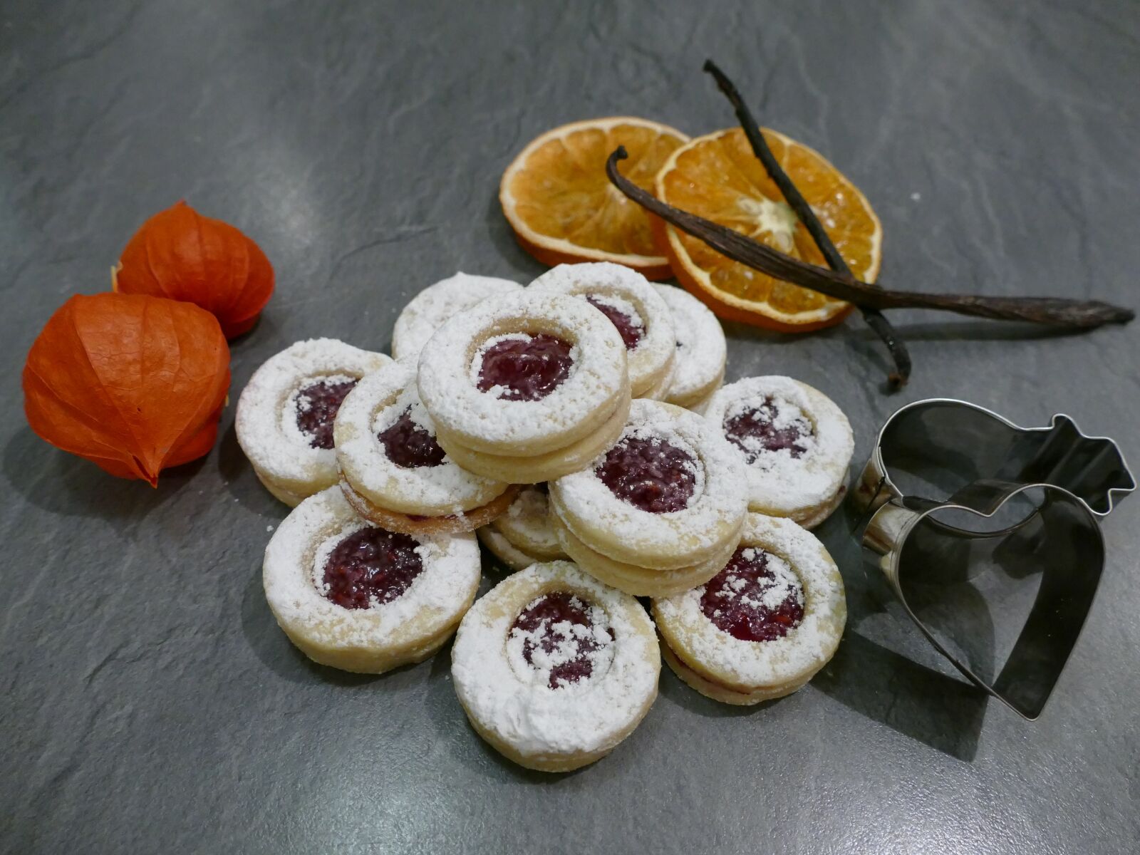 Panasonic Lumix DMC-FZ1000 sample photo. Rogues, christmas baking, christmas photography