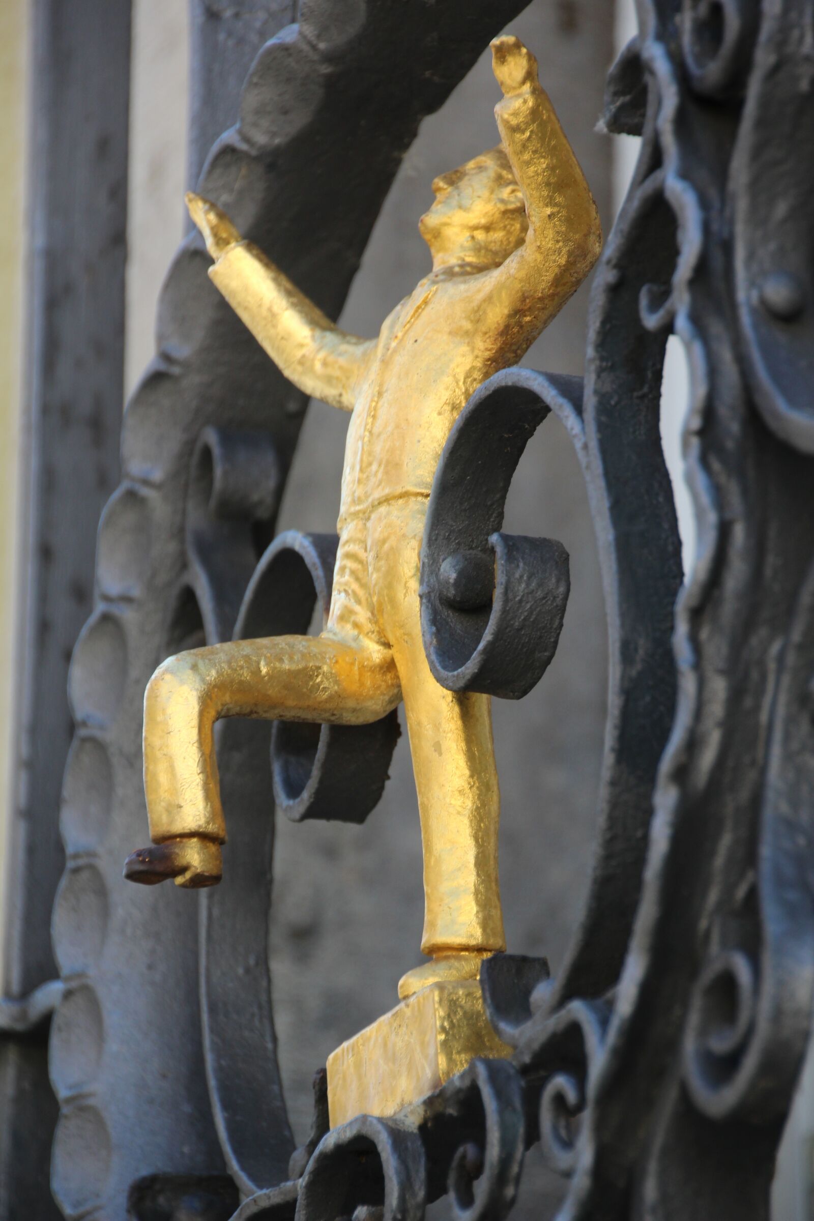 Canon EOS 1200D (EOS Rebel T5 / EOS Kiss X70 / EOS Hi) sample photo. Gold figure, gold, healthy photography