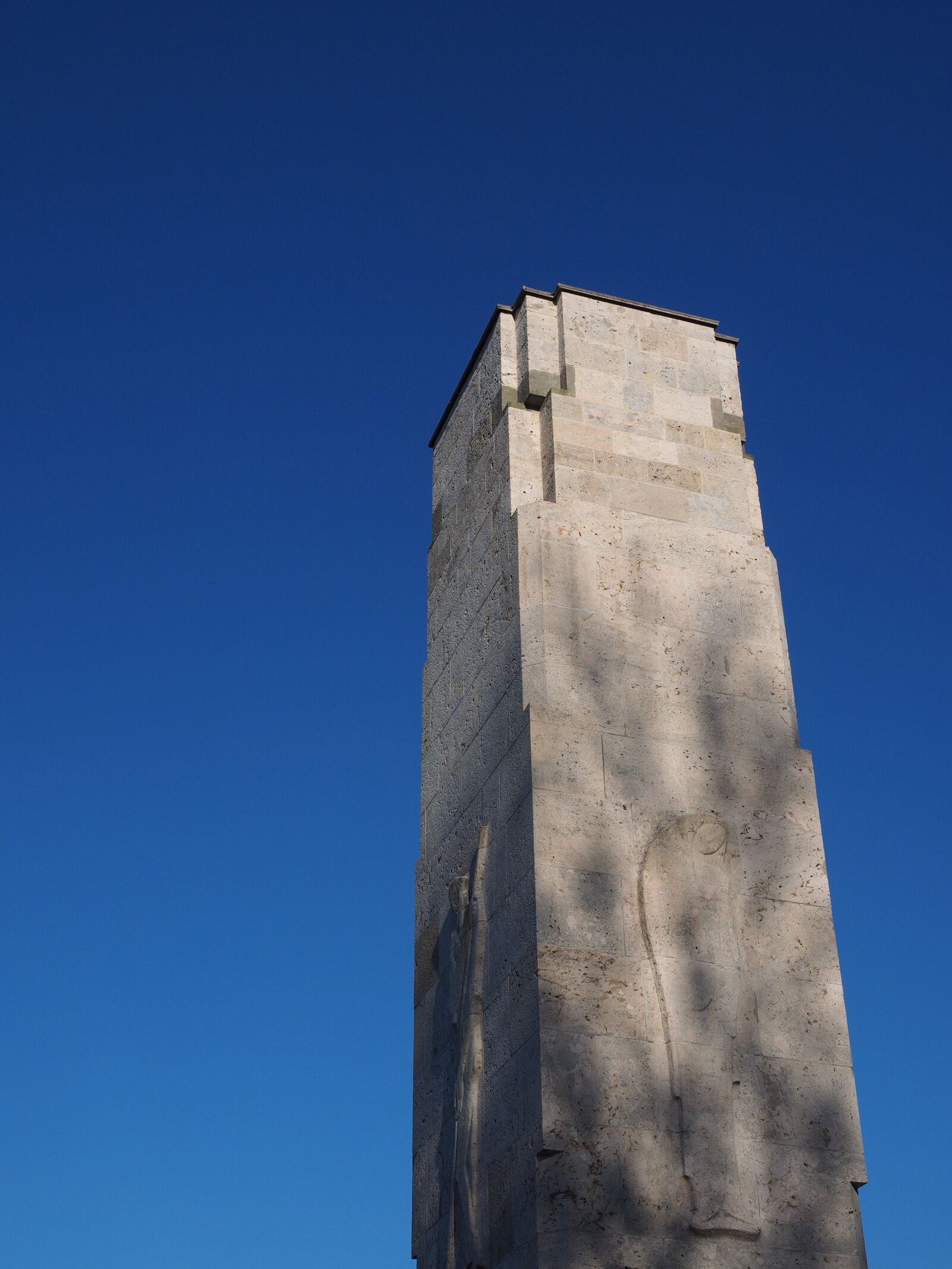 Olympus OM-D E-M1 + Olympus M.Zuiko Digital ED 12-40mm F2.8 Pro sample photo. Monument, pillar, war memorial photography