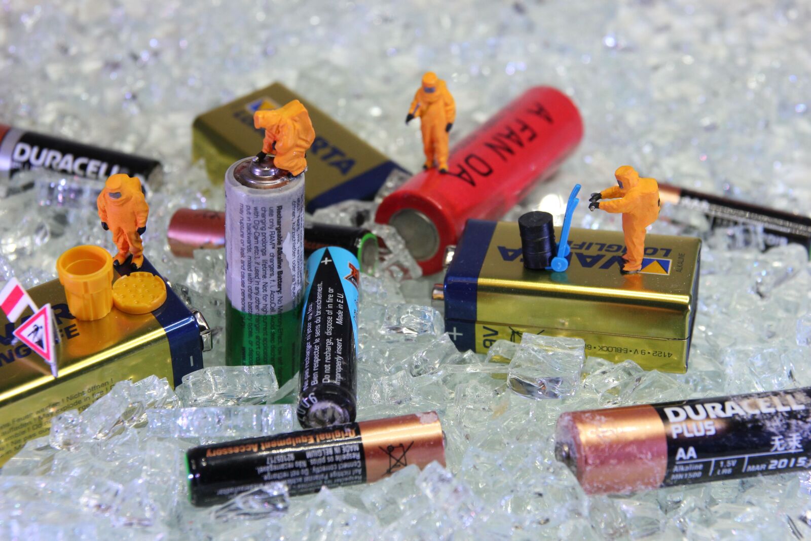 Canon EOS 550D (EOS Rebel T2i / EOS Kiss X4) sample photo. Recycling, battery, miniature figures photography