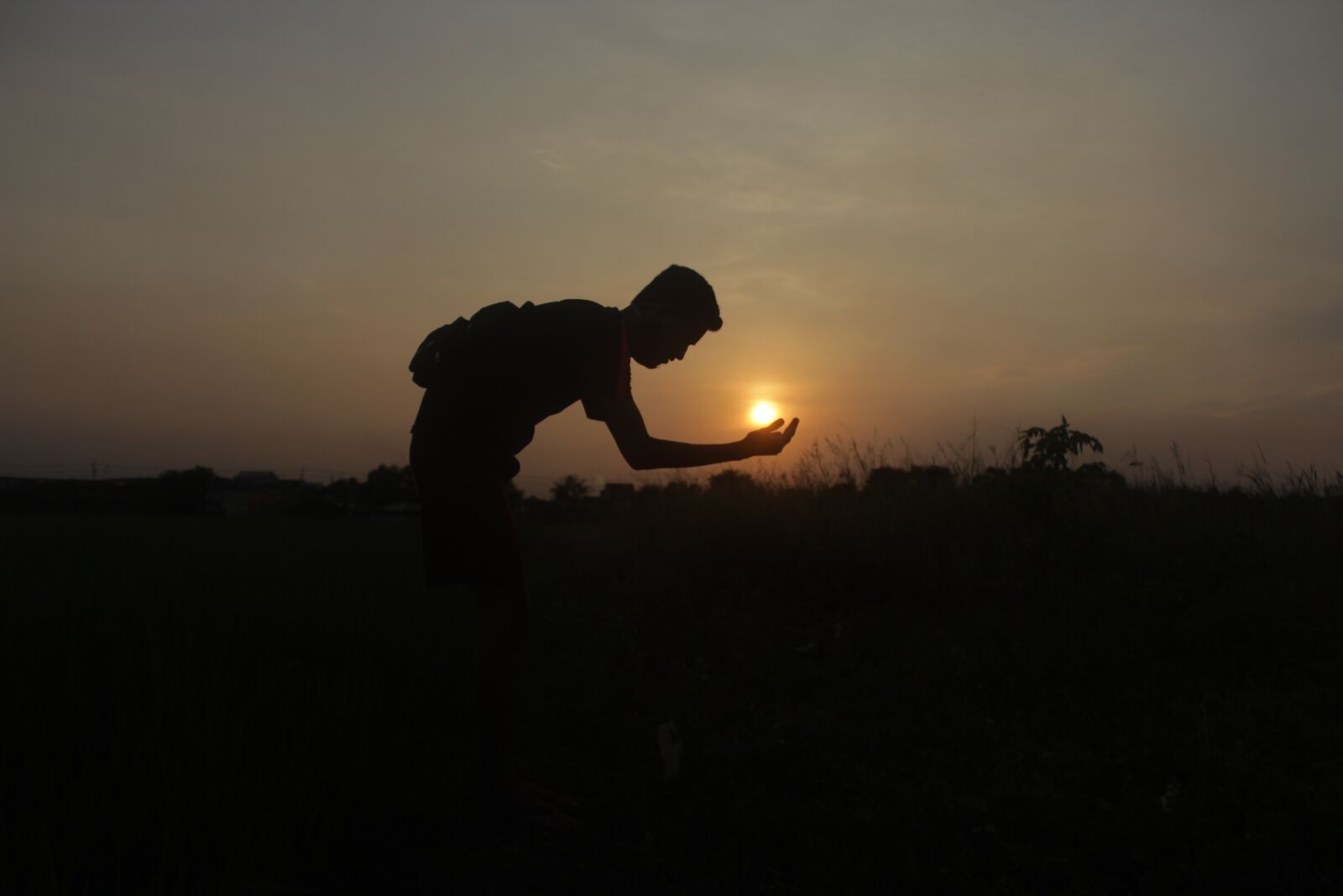 Canon EOS 600D (Rebel EOS T3i / EOS Kiss X5) sample photo. Sunrise, someone, mobile photography